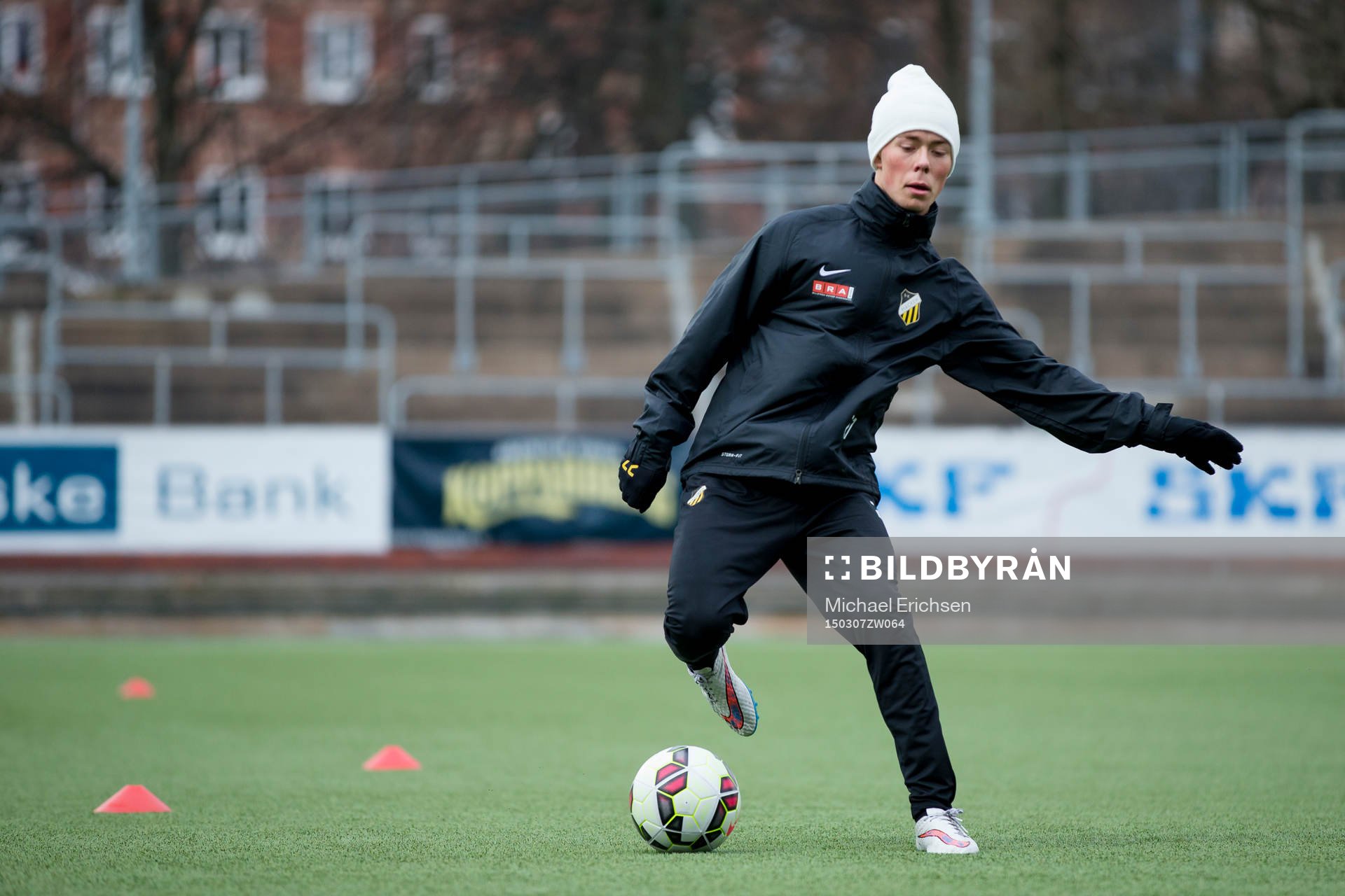 Häckens Joel Andersson värmer upp innan fotbollsmatchen i