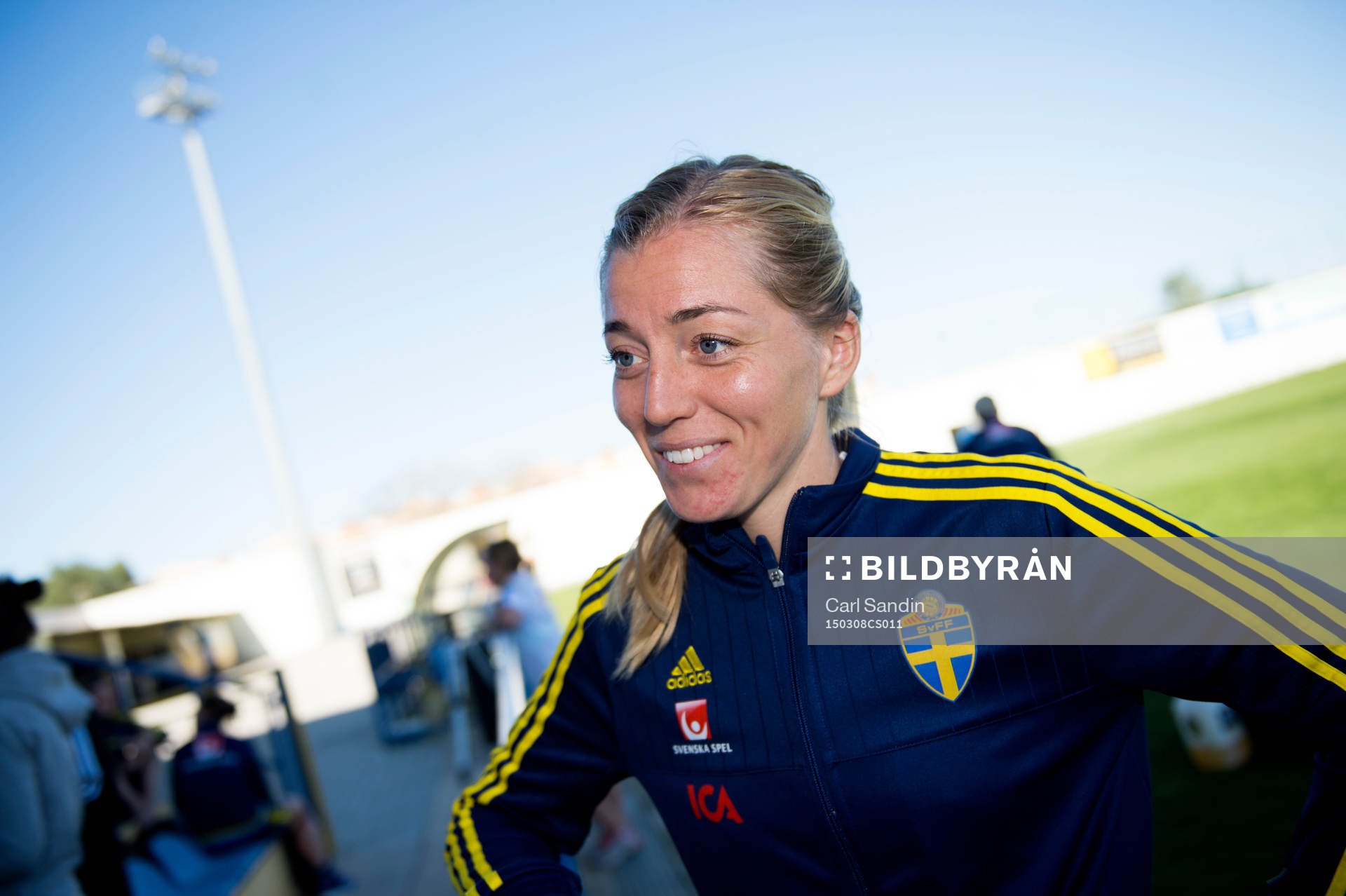 Sveriges Linda Sembrant blir intervjuad efter en träning med det svenska landslaget i fotboll den 8 mars 2015 i Ferreiras.