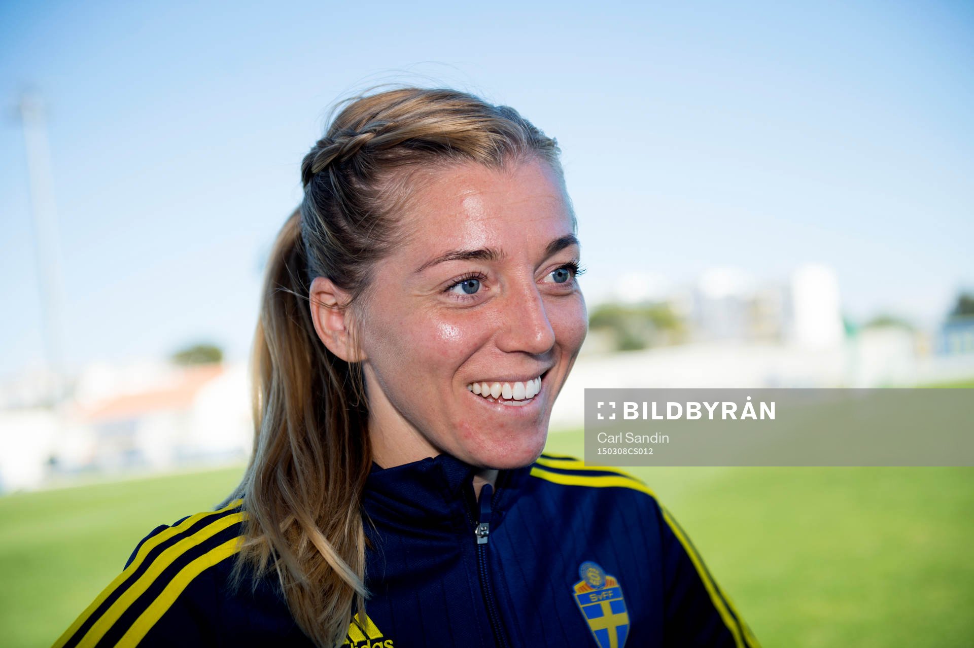 Sveriges Linda Sembrant blir intervjuad efter en träning med det svenska landslaget i fotboll den 8 mars 2015 i Ferreiras.