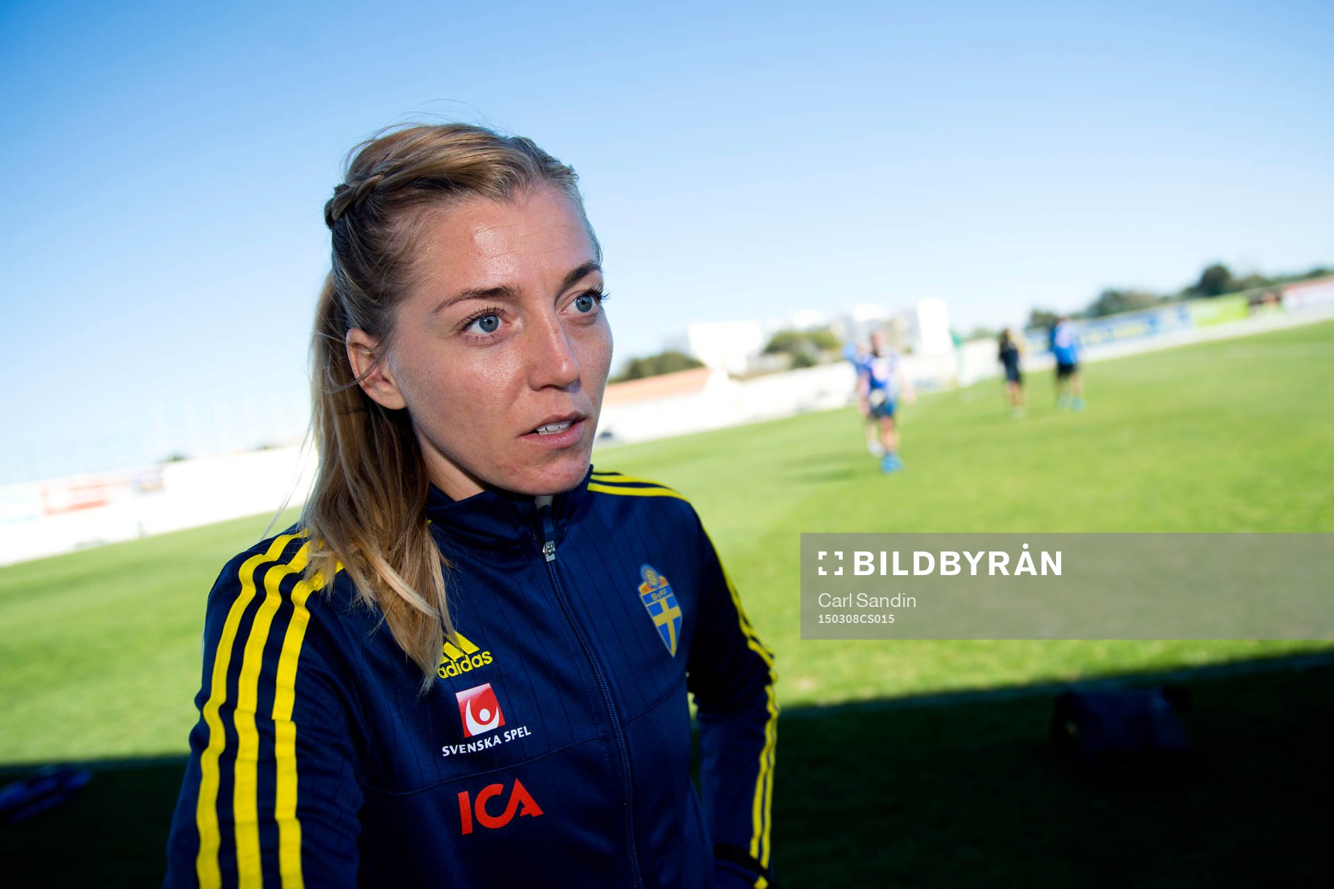 Sveriges Linda Sembrant blir intervjuad efter en träning med det svenska landslaget i fotboll den 8 mars 2015 i Ferreiras.