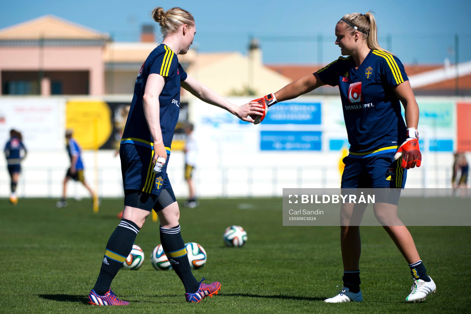 Sveriges målvakt Hedvig Lindahl och målvakt Hilda Carlén