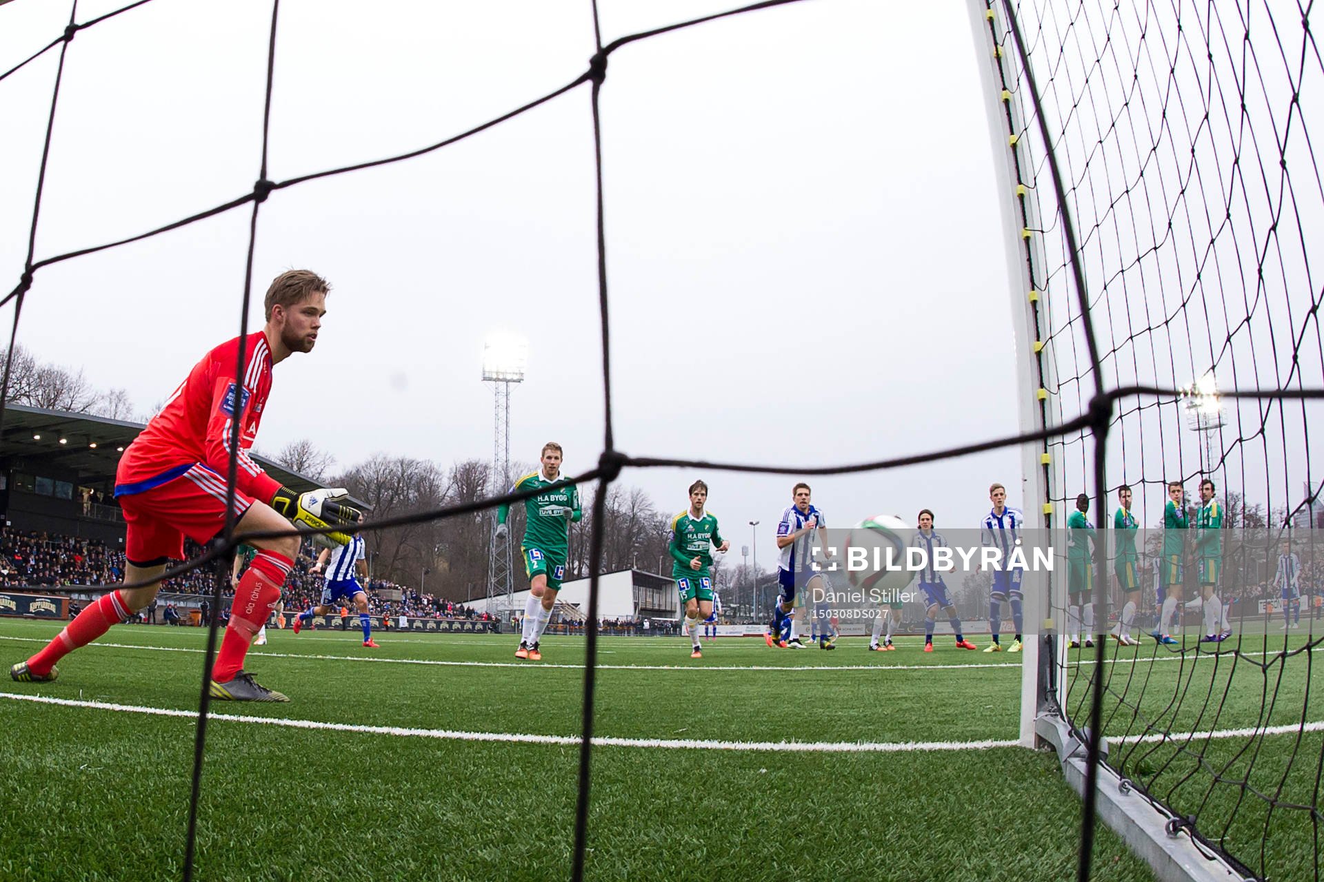 Ljungskiles målvakt Jonathan Johansson ser 1-0 gå in på