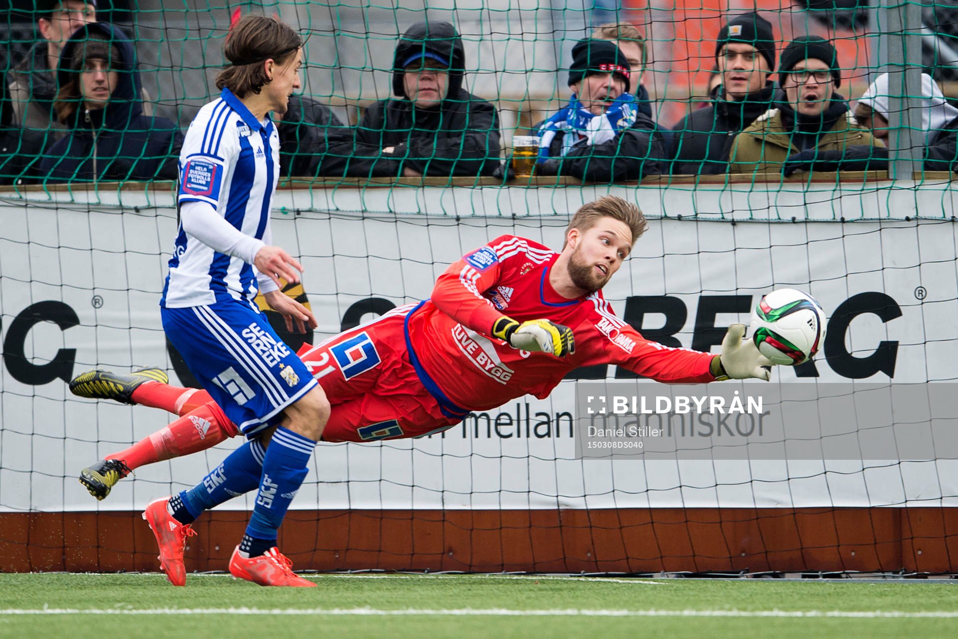 Ljungskiles målvakt Jonathan Johansson tar en boll