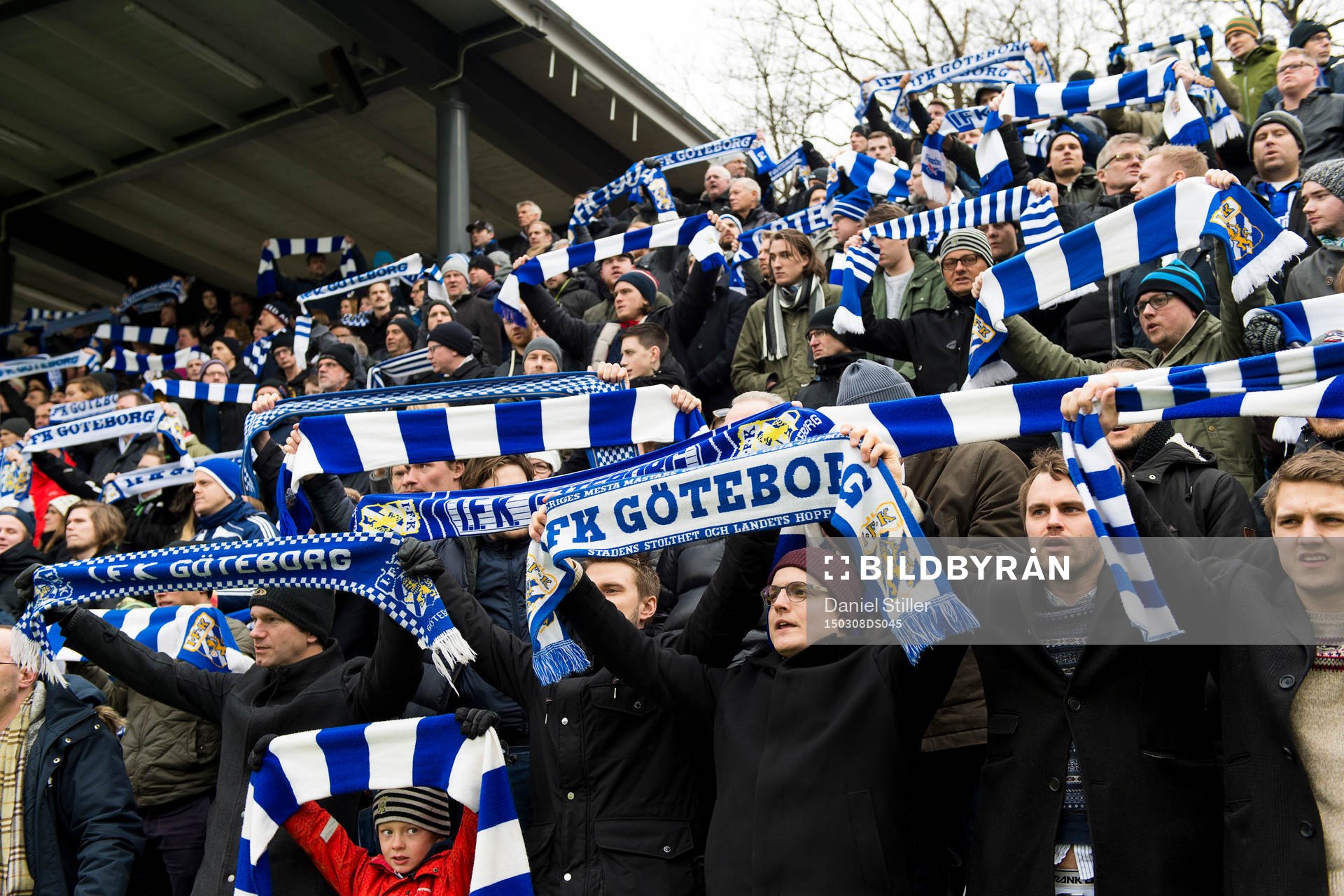 Blåvita supportar med halsdukar inför fotbollsmatchen i Svenska Cupen mellan IFK Göteborg och Ljungskile den 8 mars 2015 i Göteborg.