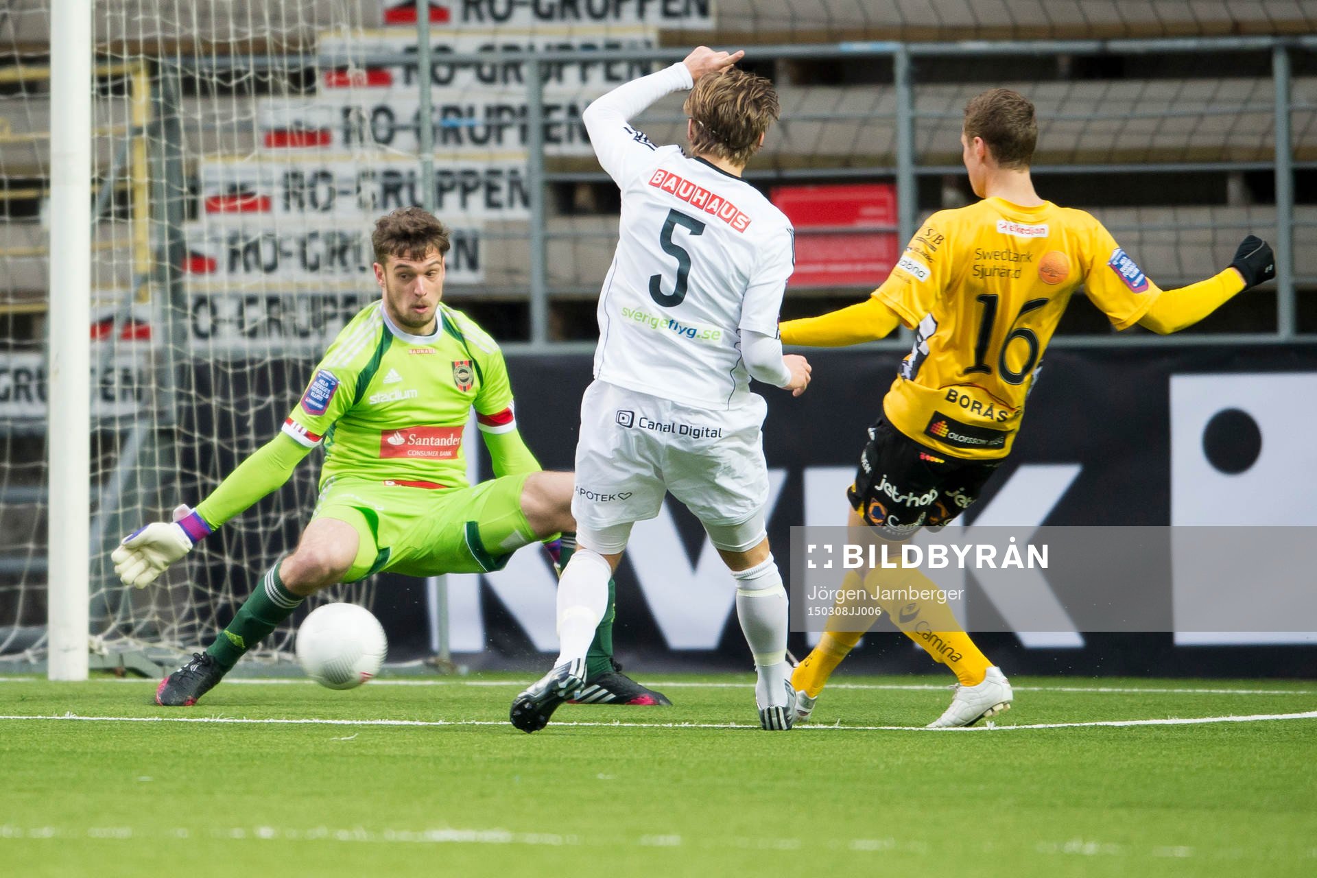 Brommapojkarnas målvakt Davor Blazevic räddar skott från Elfsborgs Viktor Claesson (rygg mot kameran) under fotbollsmatchen i Svenska cupen mellan Elfsborg och Brommapojkarna den 8 mars 2015 i Borås.