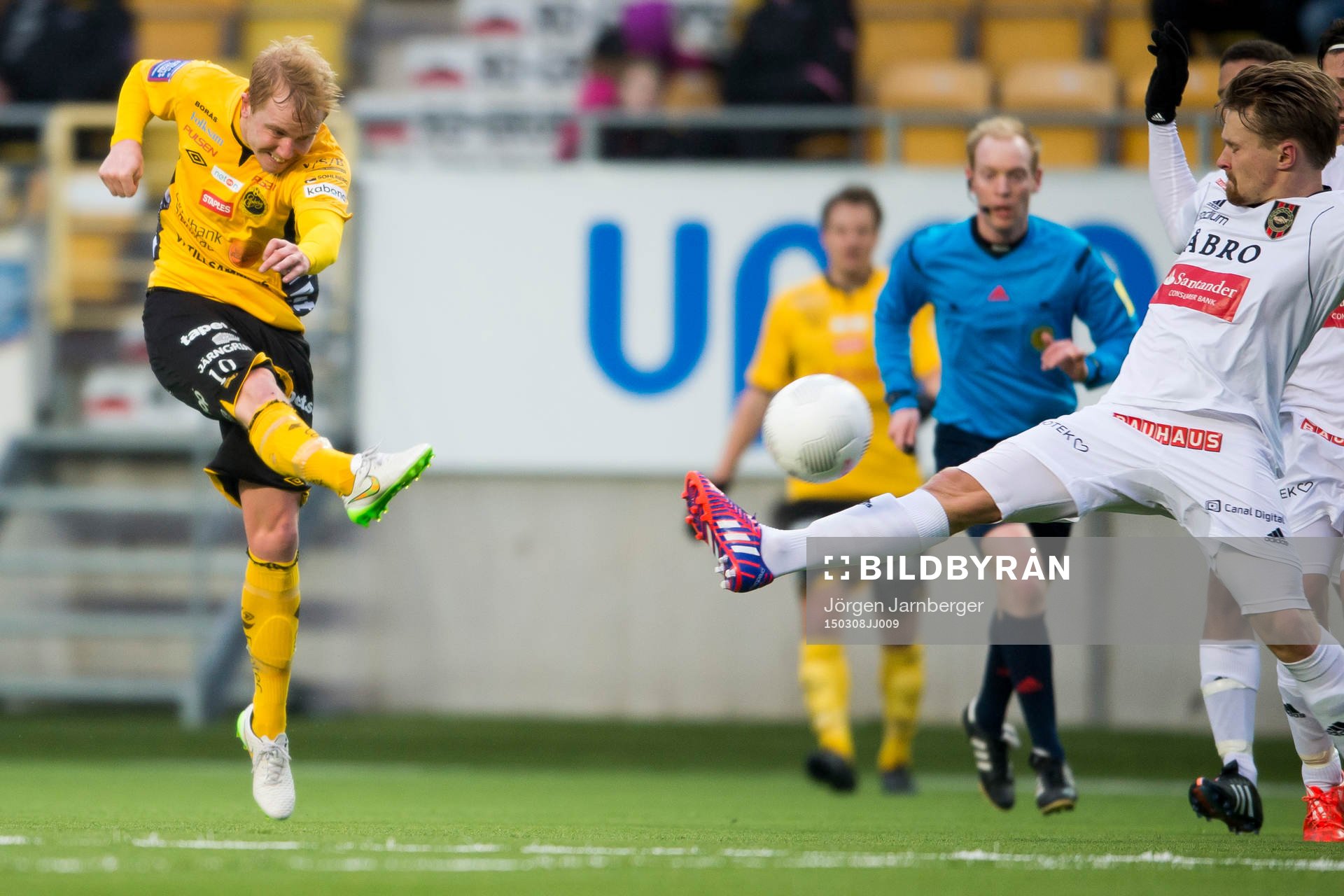 Elfsborgs Simon Lundevall skjuter i ribban under fotbollsmatchen i Svenska cupen mellan Elfsborg och Brommapojkarna den 8 mars 2015 i Borås.