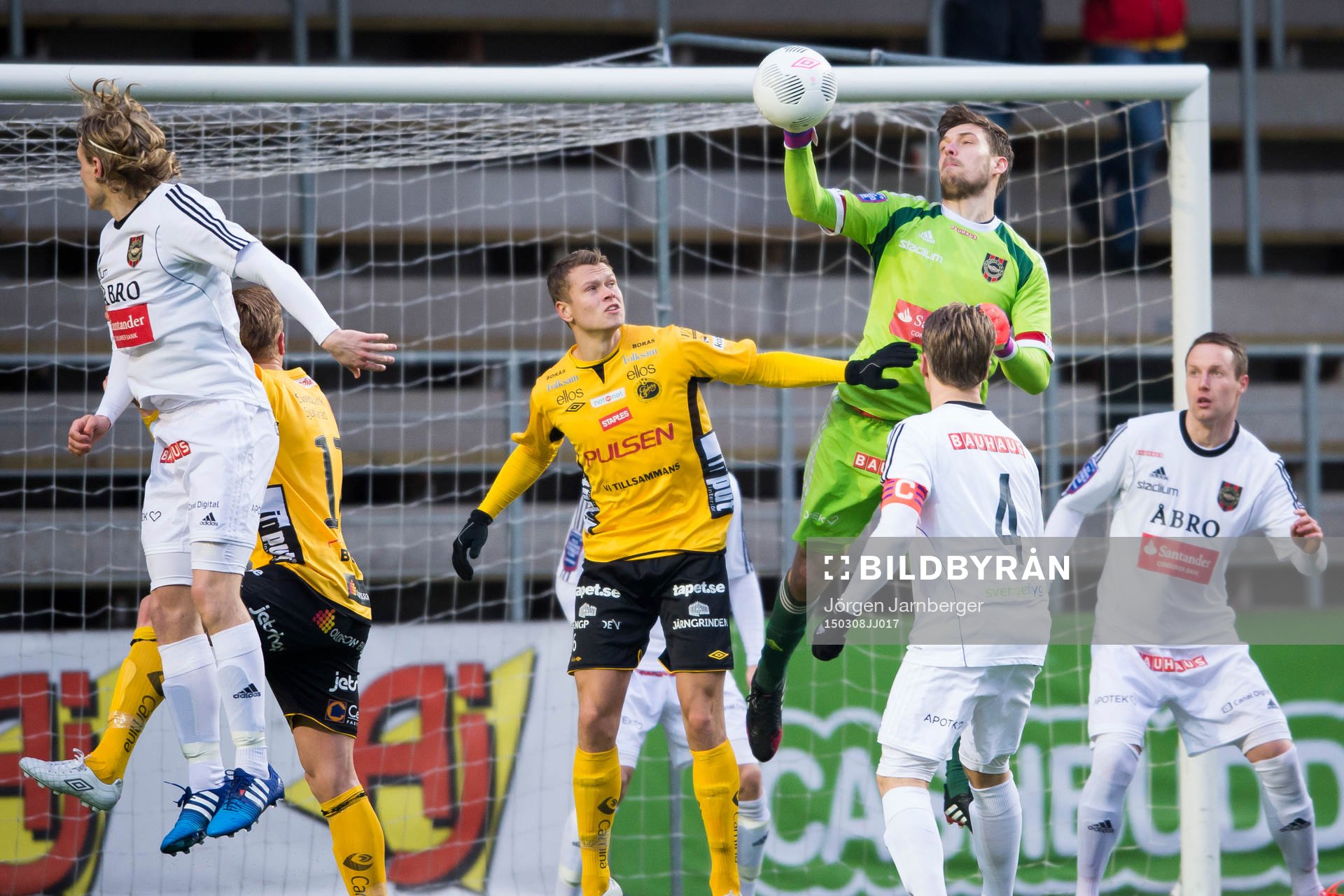 Brommapojkarnas målvakt Davor Blazevic boxar undan bollen