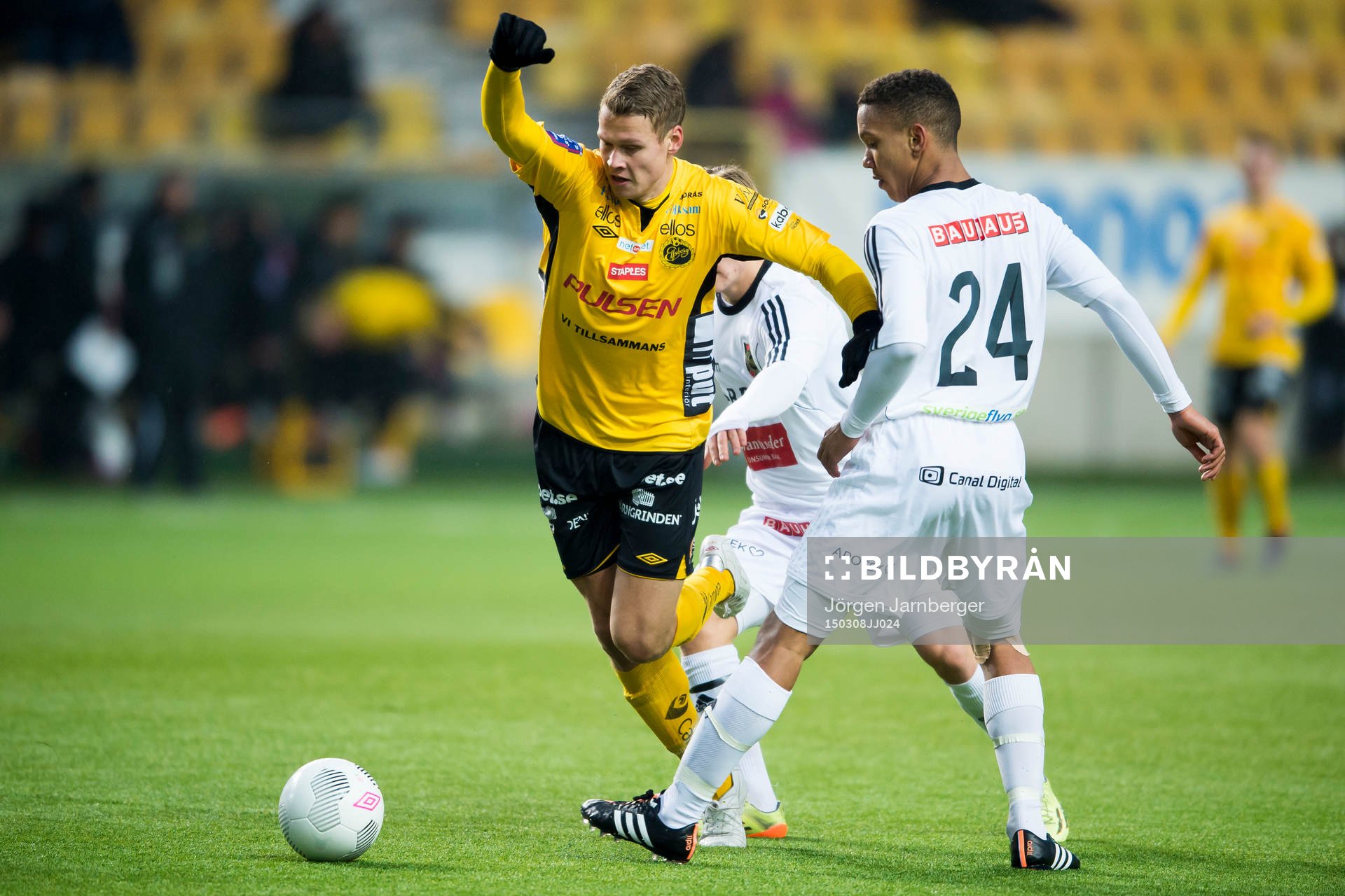 Elfsborgs Viktor Claesson i kamp med Brommapojkarnas Seth Hellberg under fotbollsmatchen i Svenska cupen mellan Elfsborg och Brommapojkarna den 8 mars 2015 i Borås.