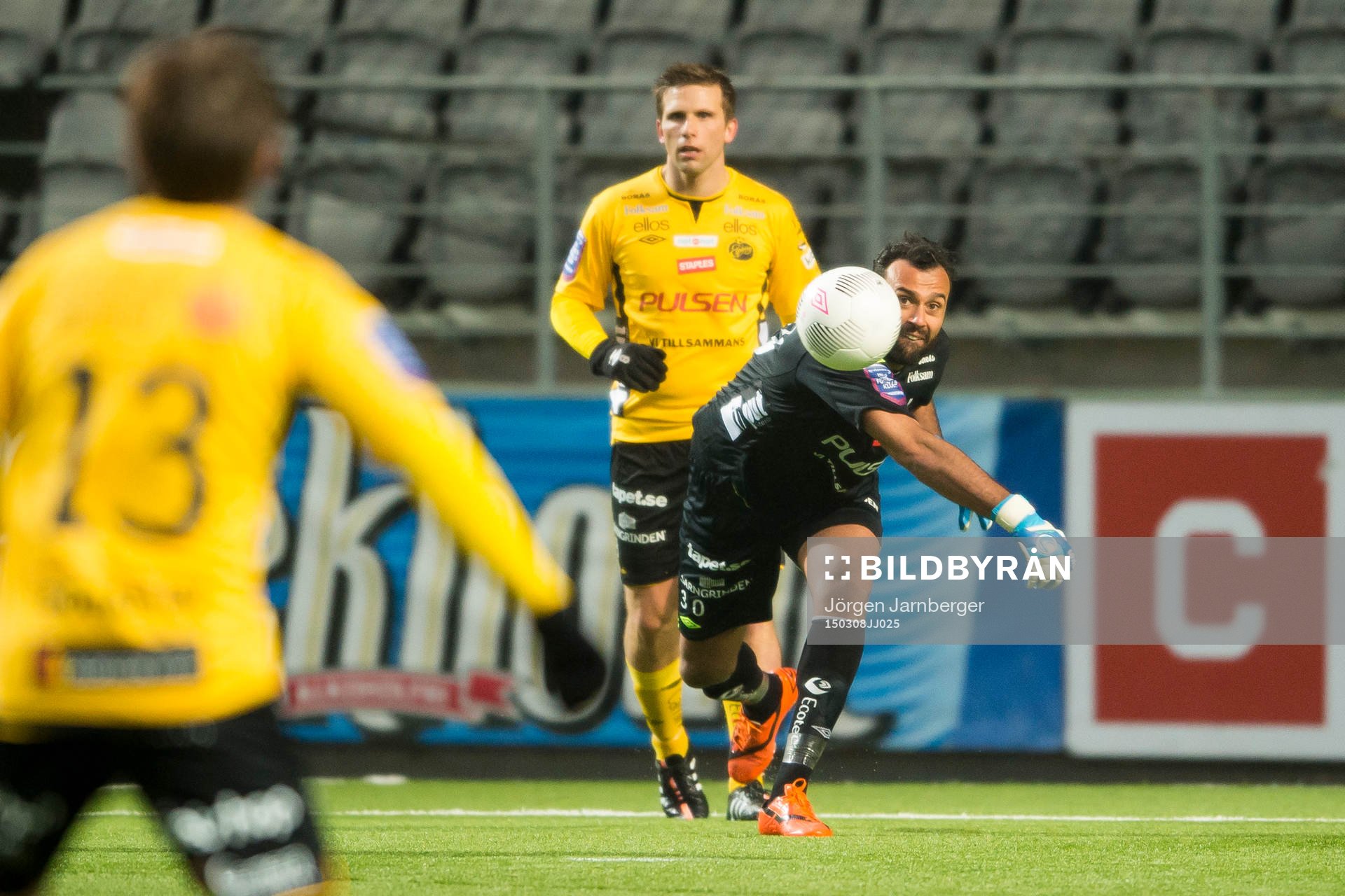Elfsborgs målvakt Abbas Hassan kastar ut bollen