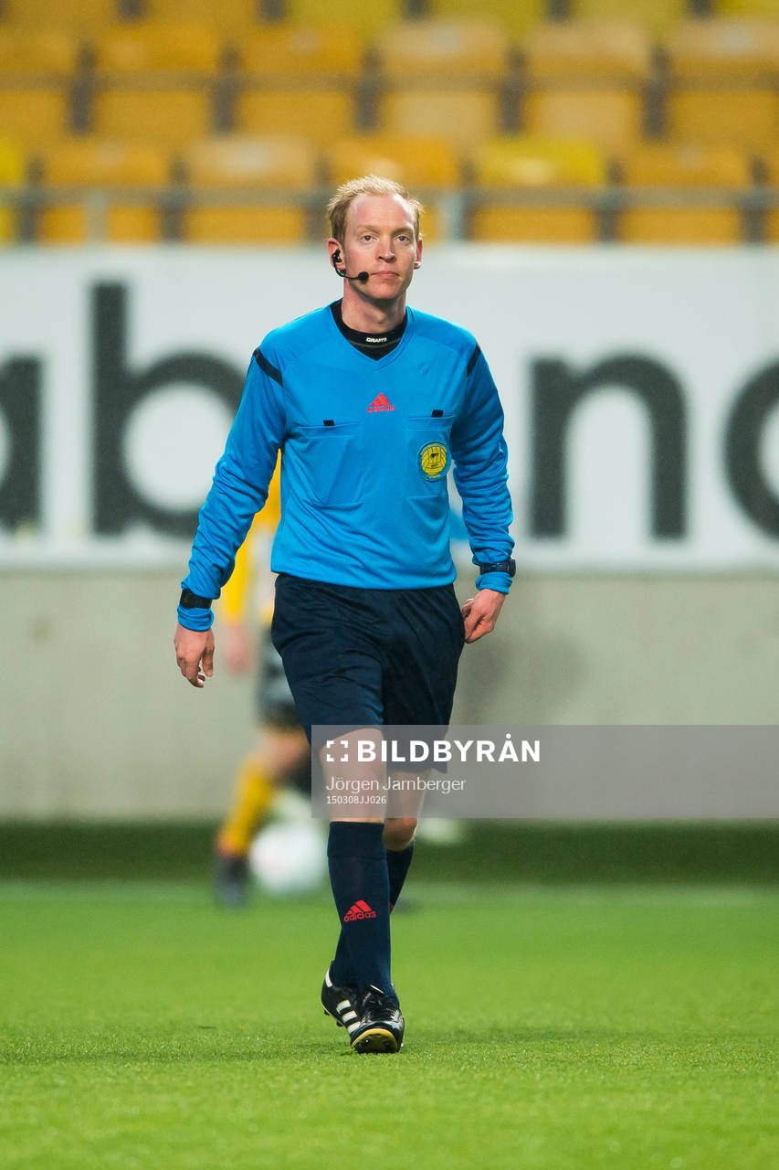 Domaren Per Melin under fotbollsmatchen i Svenska cupen mellan Elfsborg och Brommapojkarna den 8 mars 2015 i Borås.