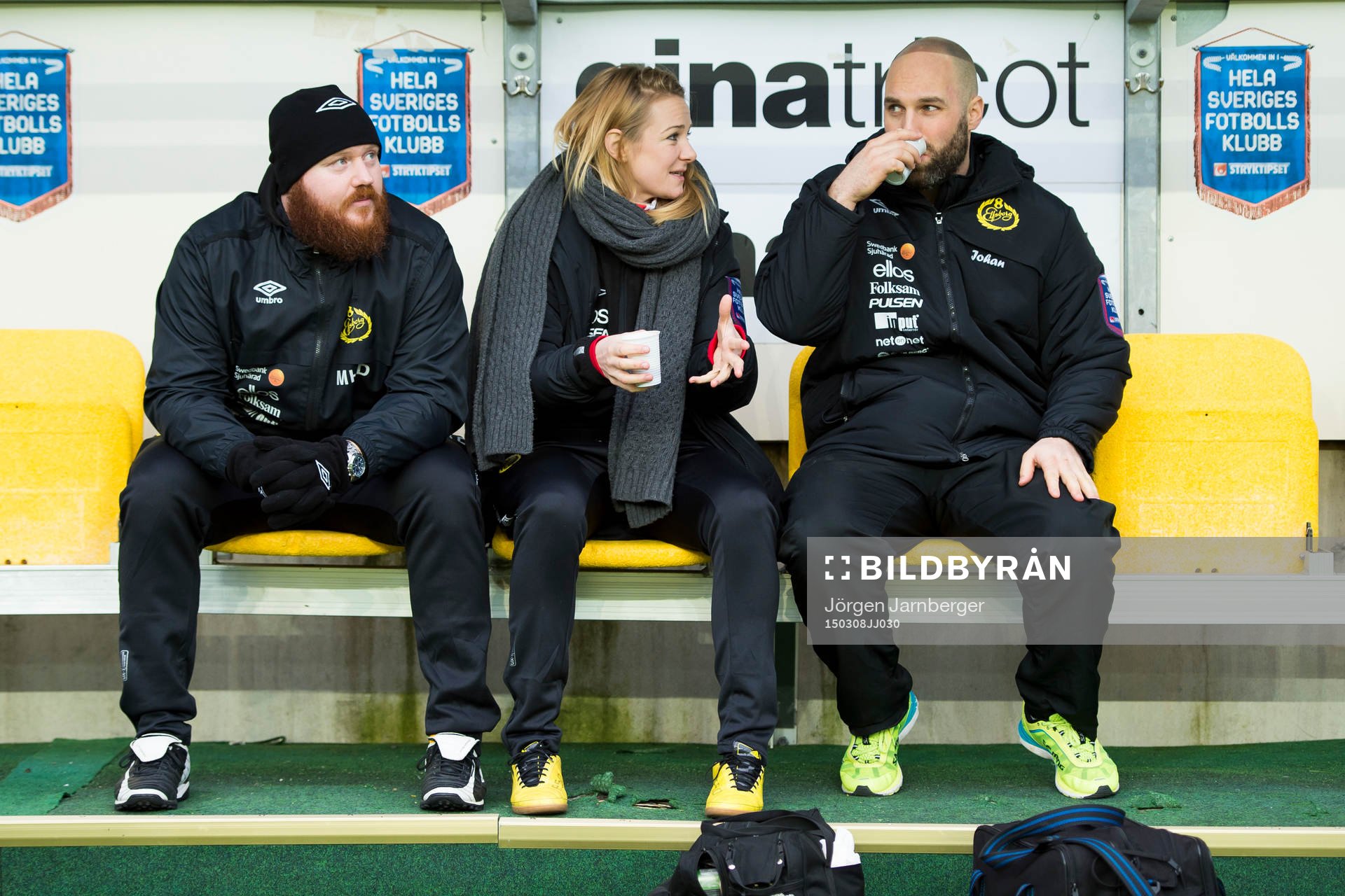 Elfsborgs fystränare Magnus Hellman Driessen, läkare Matilda Lundblad och fysioterapeut Johan Meldo på bänken under fotbollsmatchen i Svenska cupen mellan Elfsborg och Brommapojkarna den 8 mars 2015 i Borås.