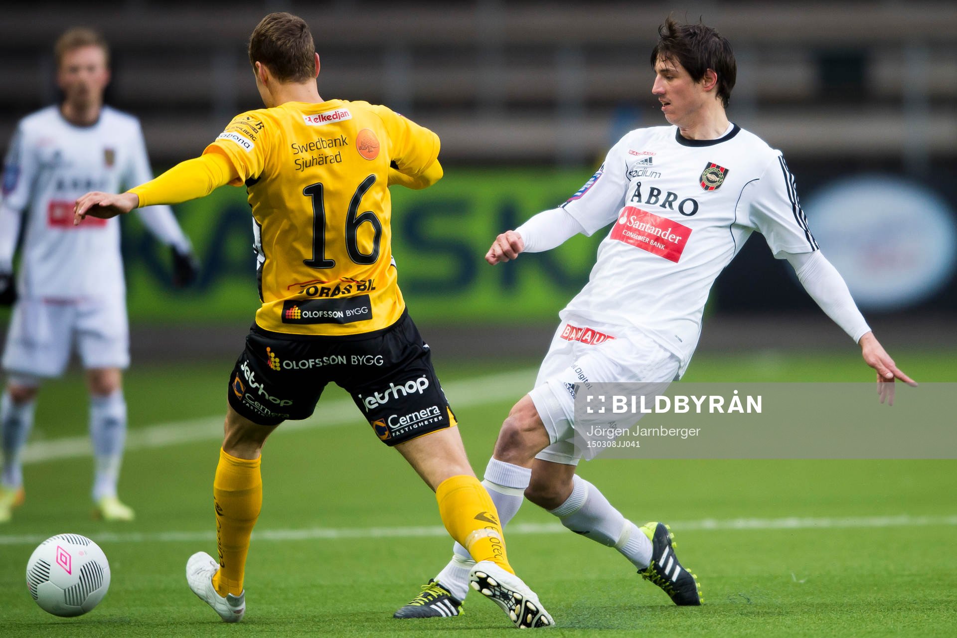 Brommapojkarnas Gabriel Petrovic rensar undan bollen