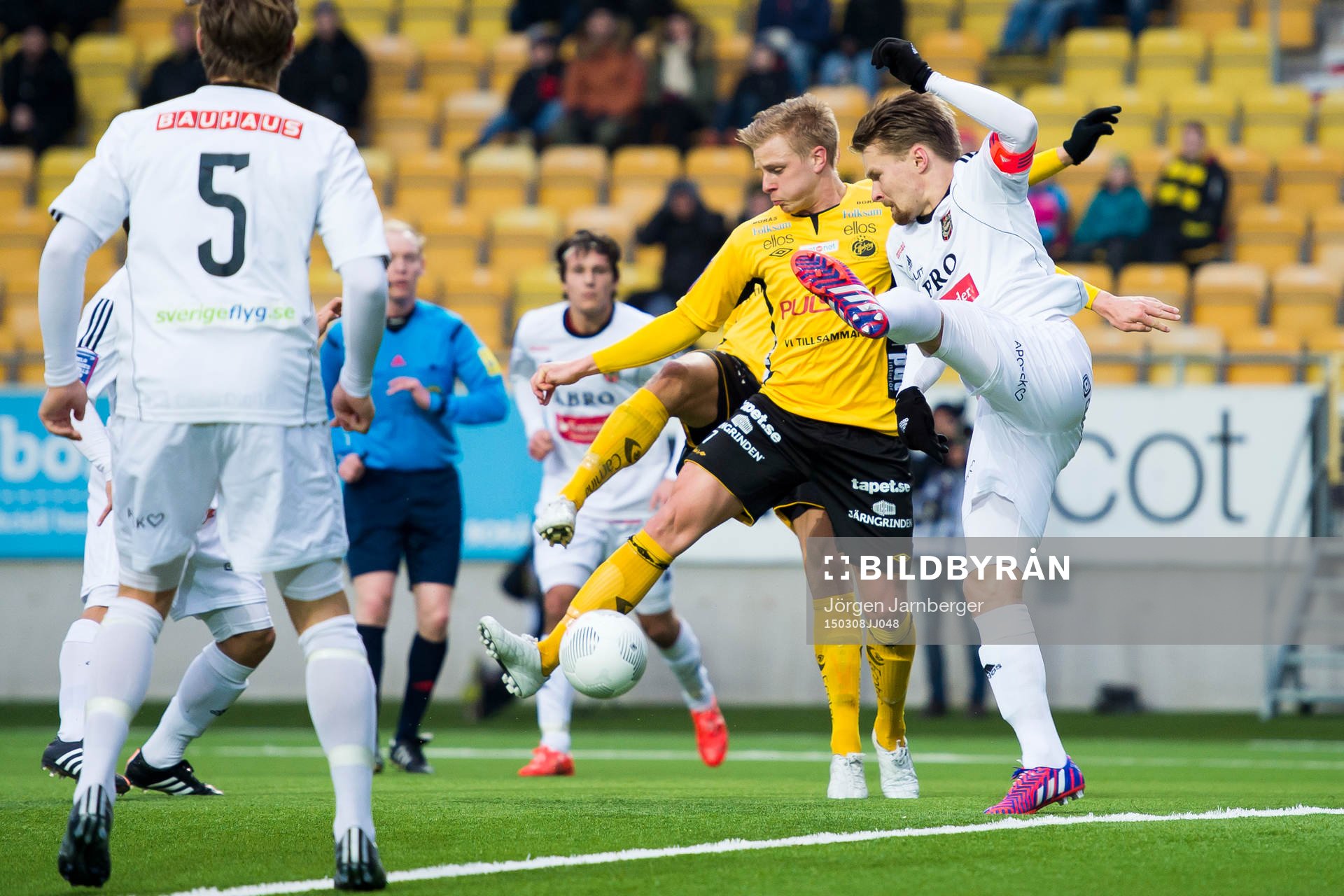 Kamp mellan Elfsborgs Per Frick och Brommapojkarnas Jacob
