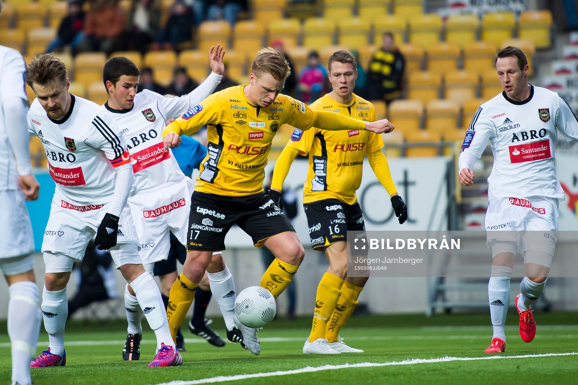 Kamp mellan Elfsborgs Per Frick och Brommapojkarnas Jacob Une Larsson under fotbollsmatchen i Svenska cupen mellan Elfsborg och Brommapojkarna den 8 mars 2015 i Borås.
