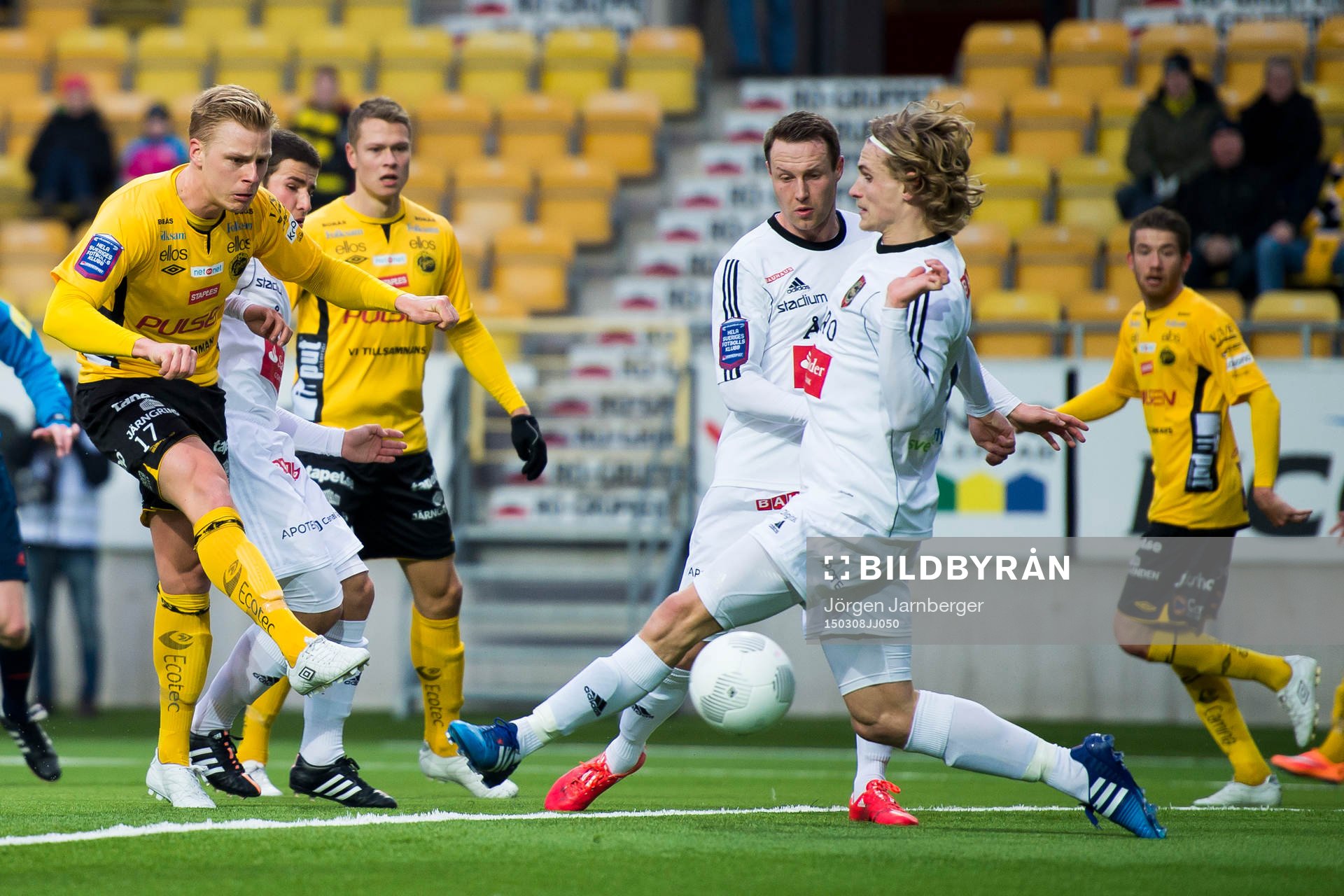 Elfsborgs Per Frick skjuter på mål