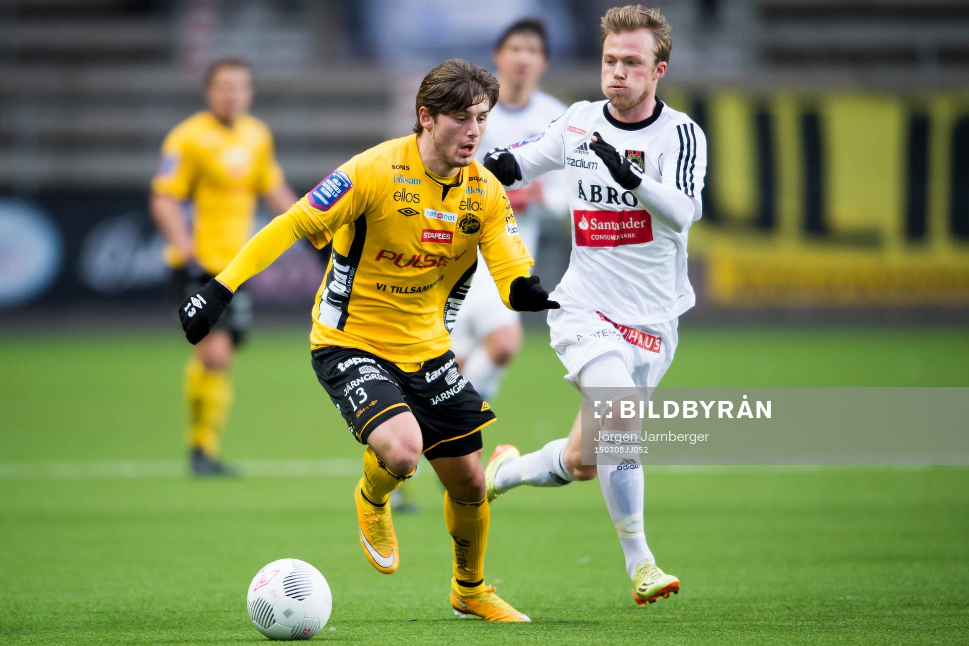 Elfsborgs Arber Zeneli och Brommapojkarnas Carl Starfelt under fotbollsmatchen i Svenska cupen mellan Elfsborg och Brommapojkarna den 8 mars 2015 i Borås.