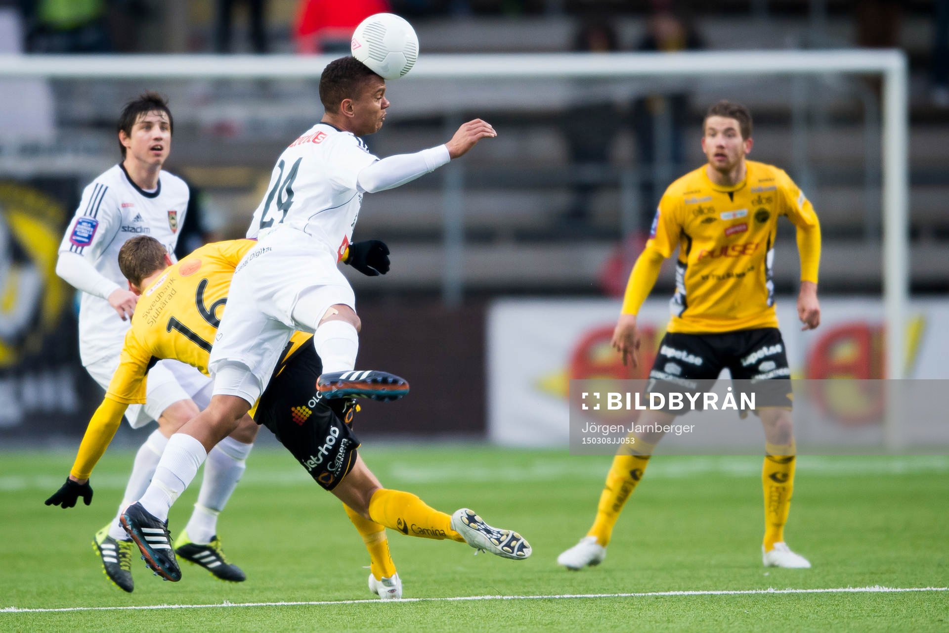 Kamp mellan Brommapojkarnas Seth Hellberg och Elfsborgs Viktor Claesson under fotbollsmatchen i Svenska cupen mellan Elfsborg och Brommapojkarna den 8 mars 2015 i Borås.