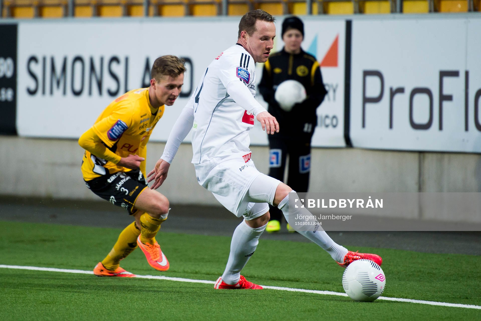 Brommapojkarnas Nicklas Bärkroth tar bollen framför