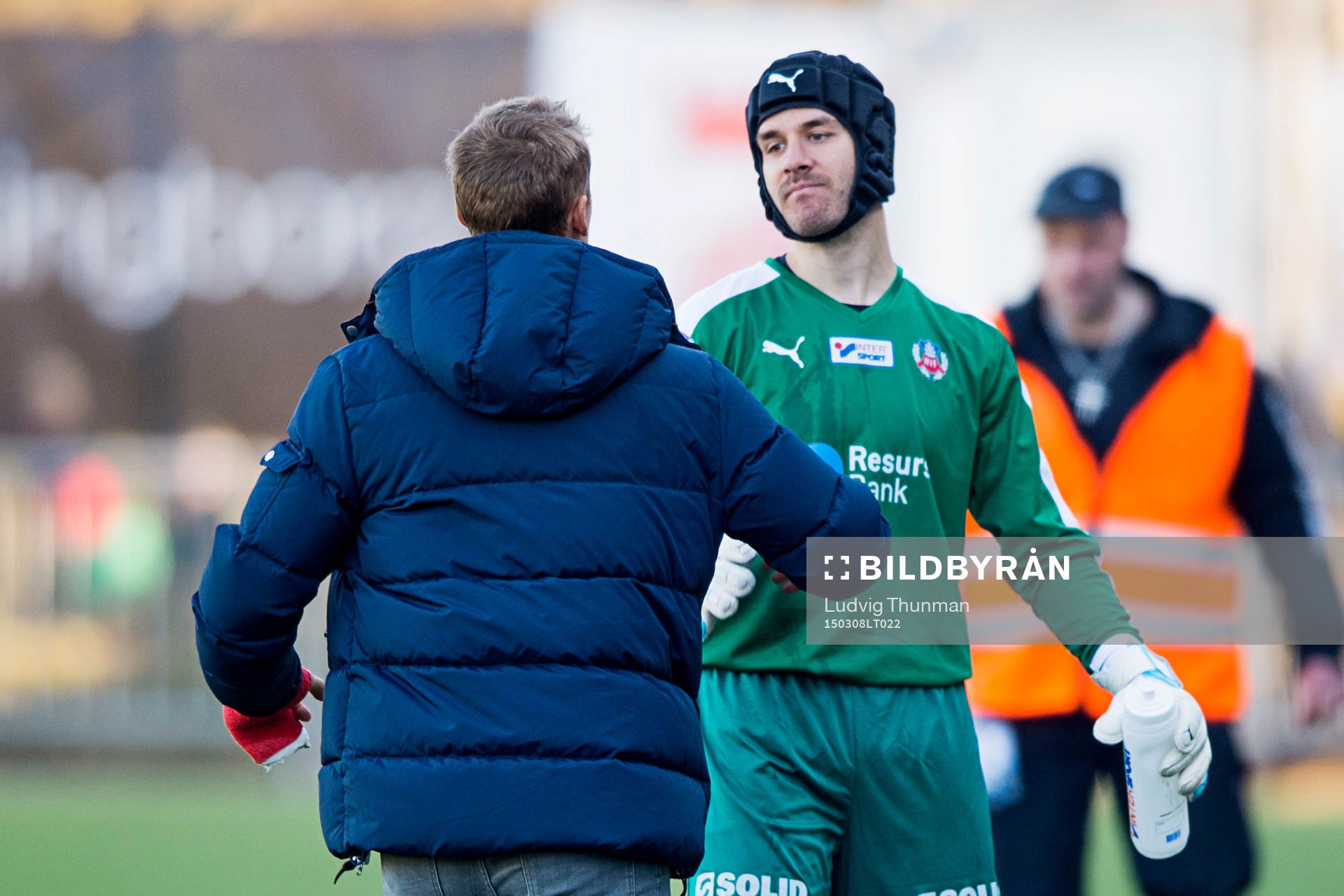 Helsingborgs målvakt Pär Hansson uppvaktar målvakt