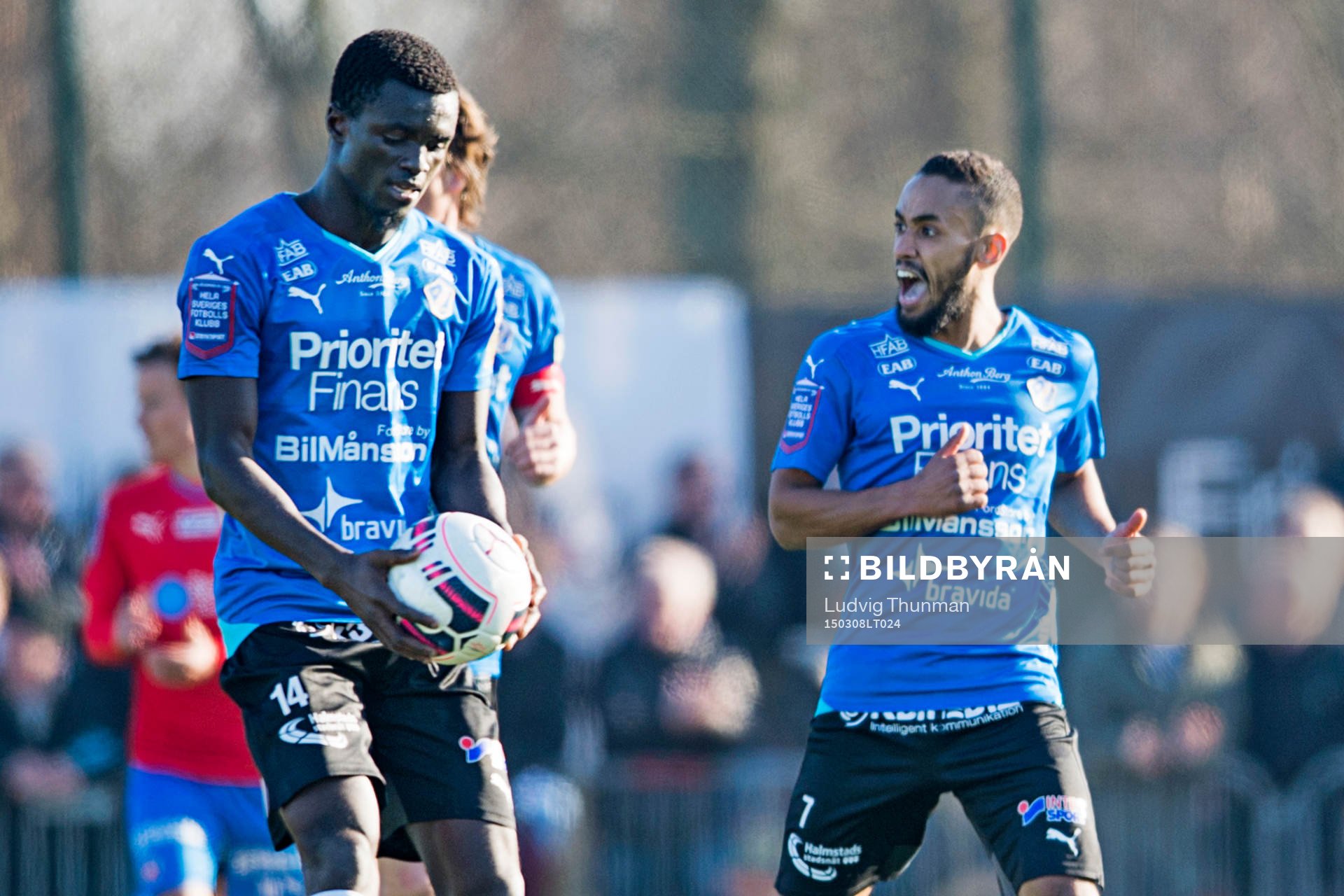 Halmstads Kwame Karikari firar han gjort 1-1 med Junes Barny