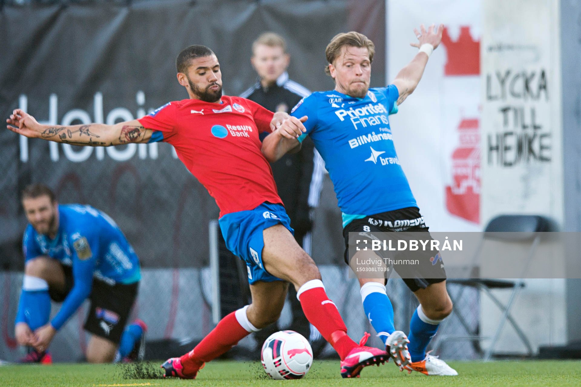 Helsingborgs Victor Palsson och Halmstads Kristoffer Fagercrantz under fotbollsmatchen i Svenska Cupen mellan Helsingborg och Halmstad den 8 mars 2015 i Helsingborg. 