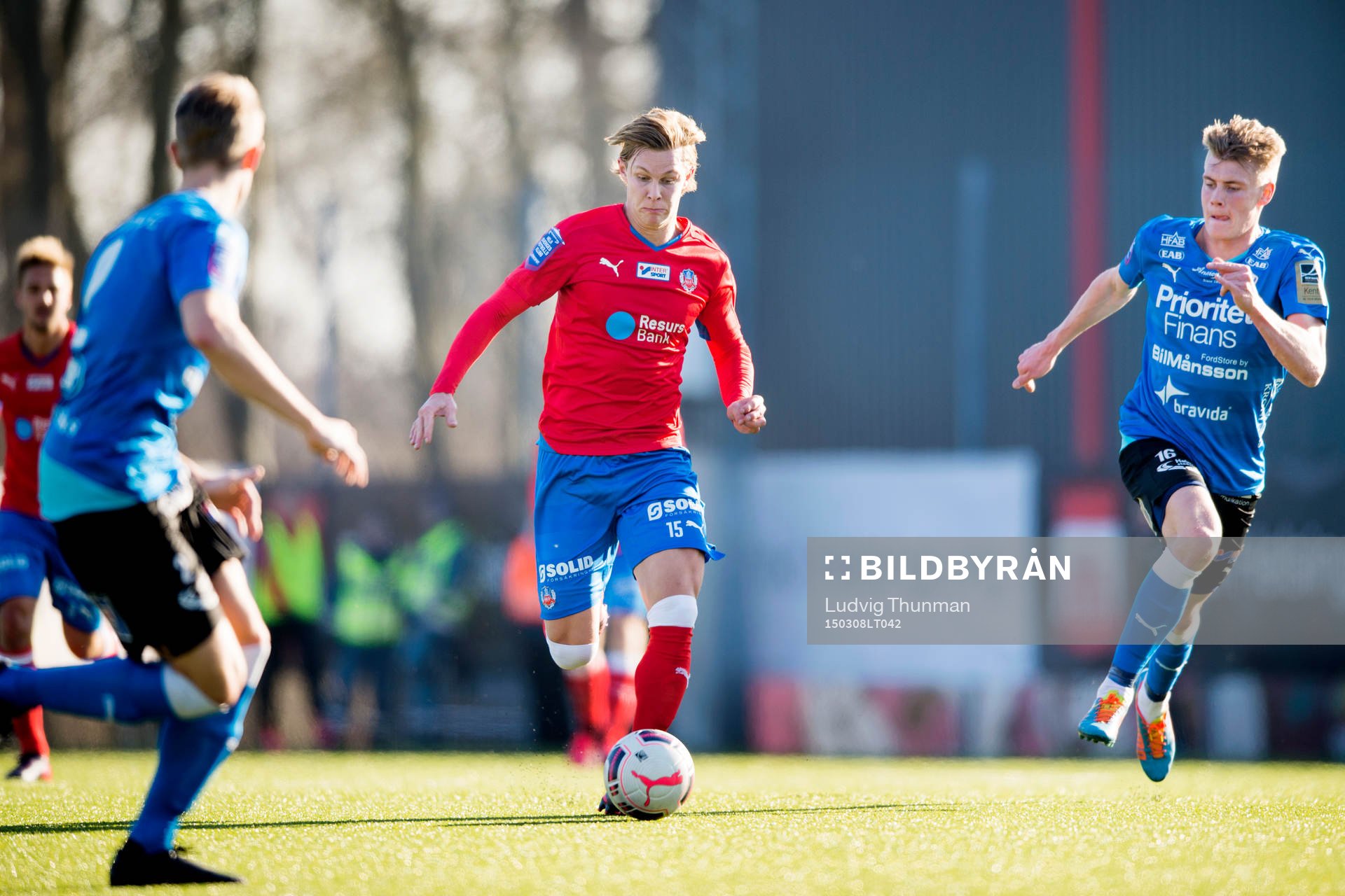 Helsingborgs Emil Krafth jagas av Halmstads Eric Smith (th)