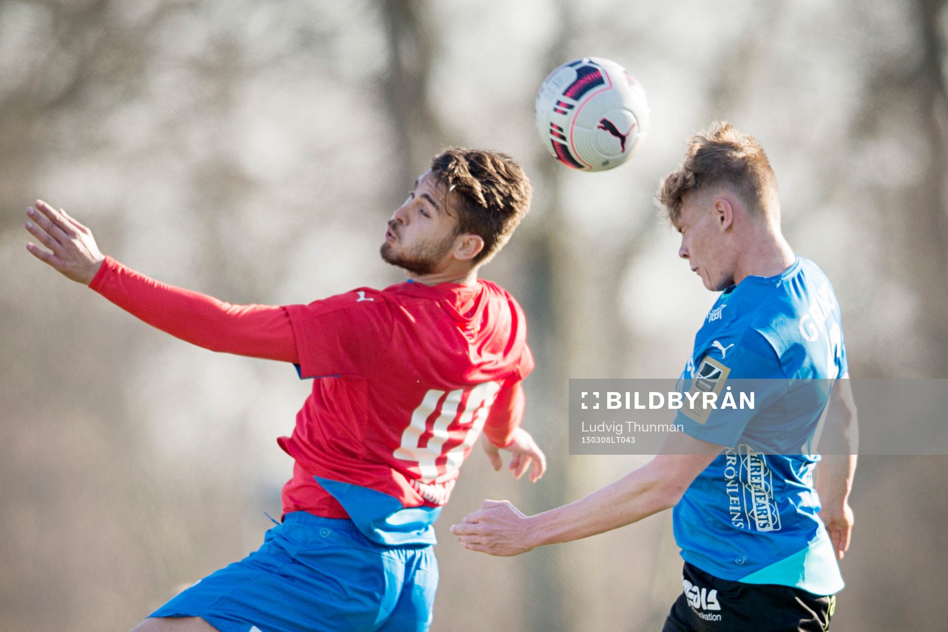Helsingborgs Astrit Ajdarevic i nickduell med Halmstads Viktor Ljung under fotbollsmatchen i Svenska Cupen mellan Helsingborg och Halmstad den 8 mars 2015 i Helsingborg.