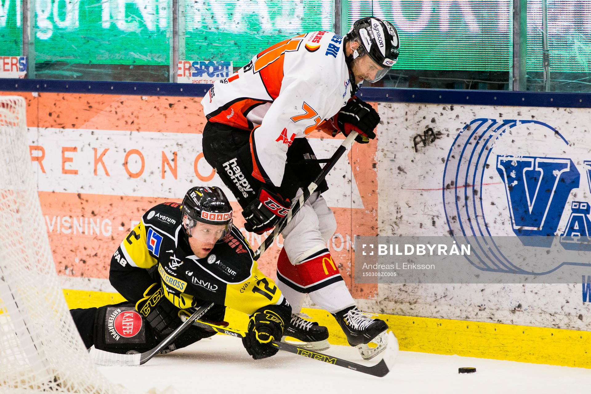 Västerås Fredrik Johansson i kamp om pucken med