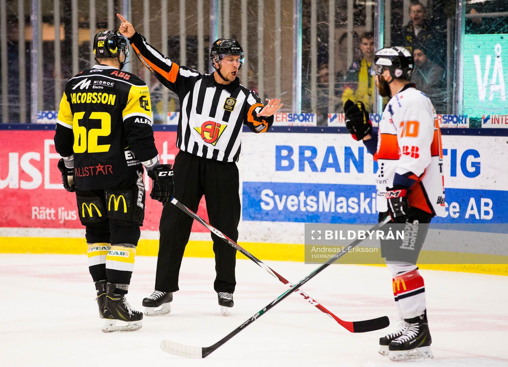 Domare Andreas Harnebring talar med Västerås Robin