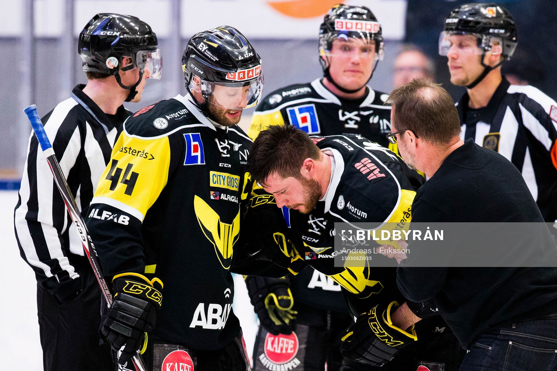 Västerås Per Helmersson hjälper Jan Urbas av isen