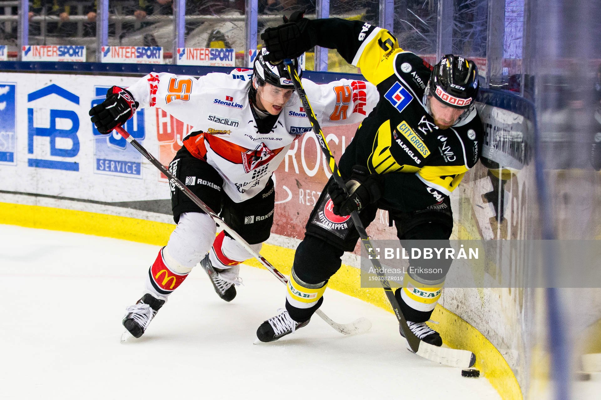 Karlskronas Maksim Matushkin i kamp om pucken med