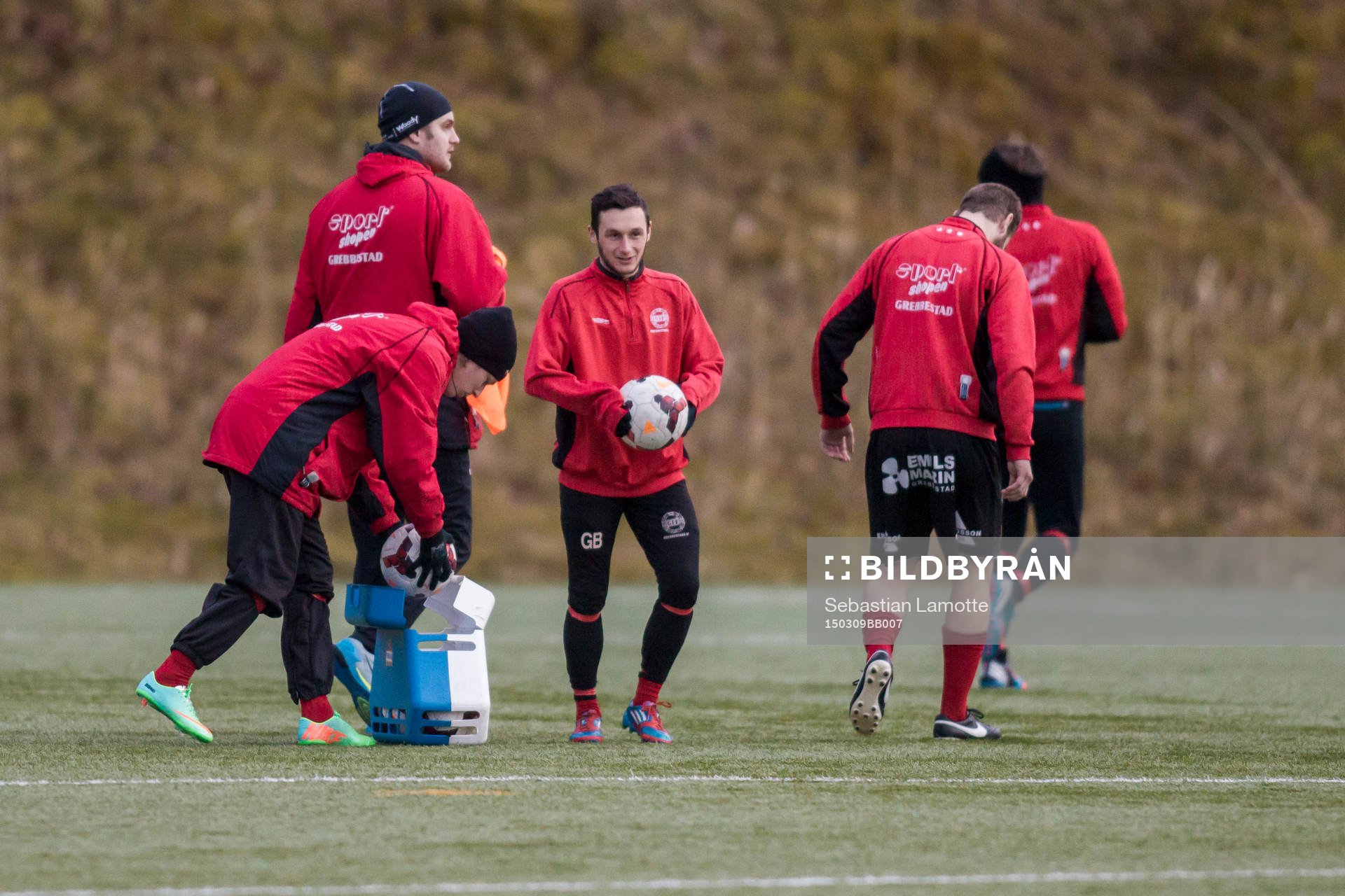 Grebbestads spelare värmer upp