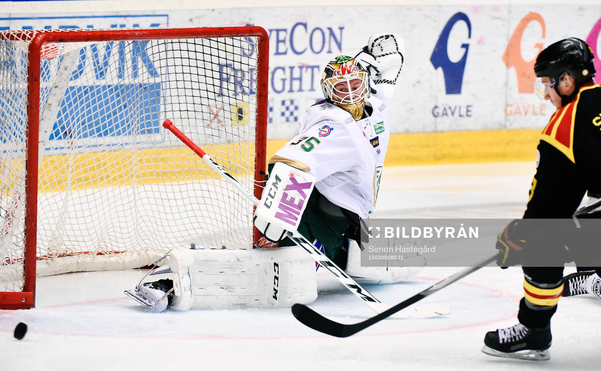 Färjestads målvakt Fredrik Pettersson Wentzel räddar