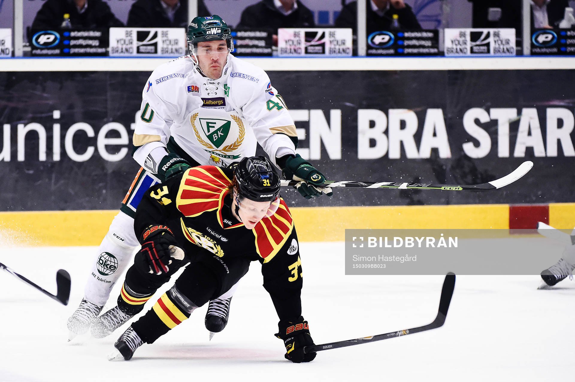 Färjestads Niclas Arell tacklar Brynäs Daniel Mannberg
