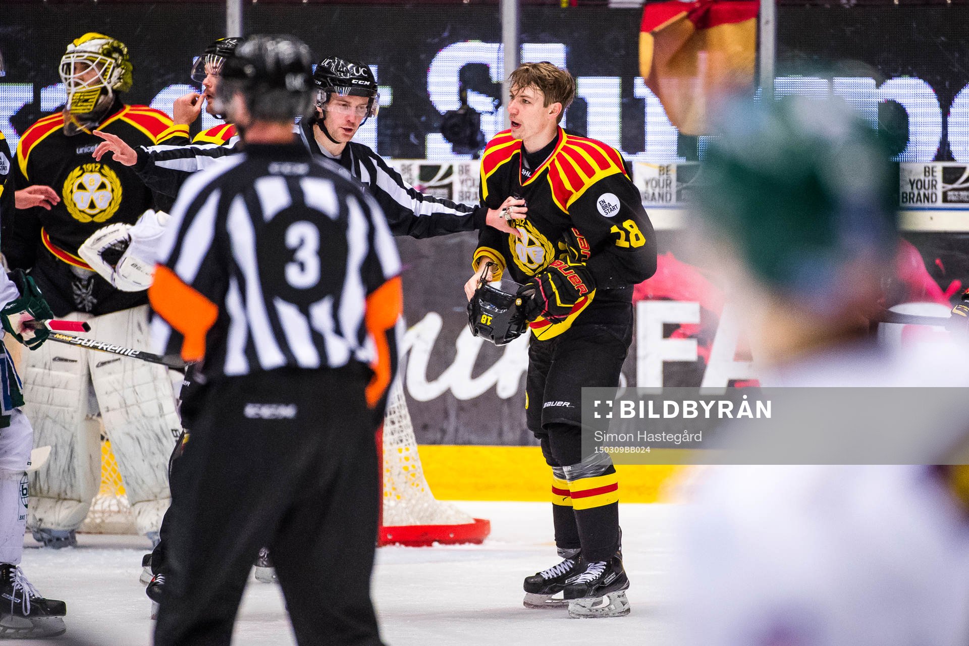 Brynäs Anton Rödin utan hjälm