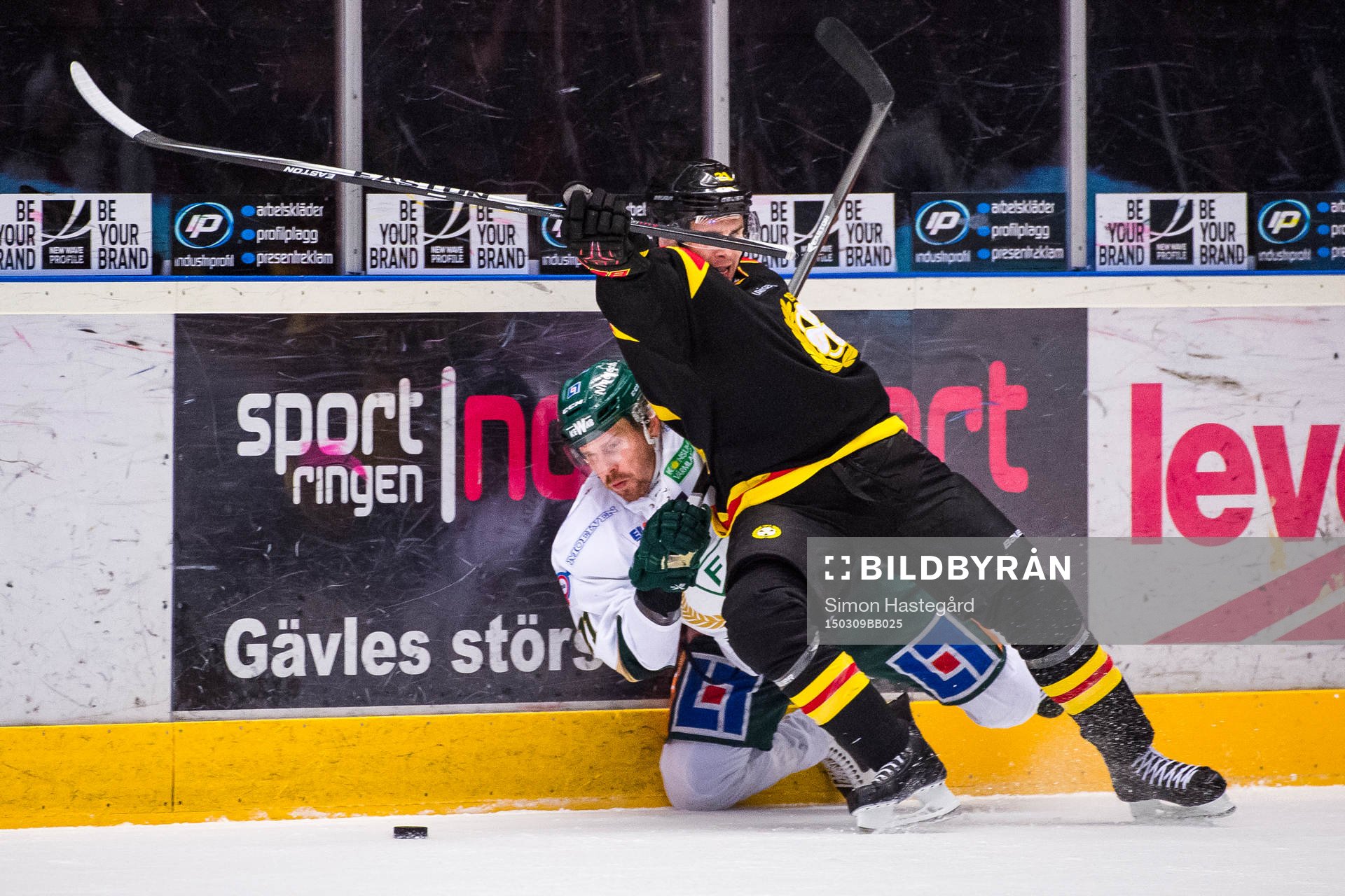 Färjestads Anssi Salmela håller fast Brynäs Tim Wallace
