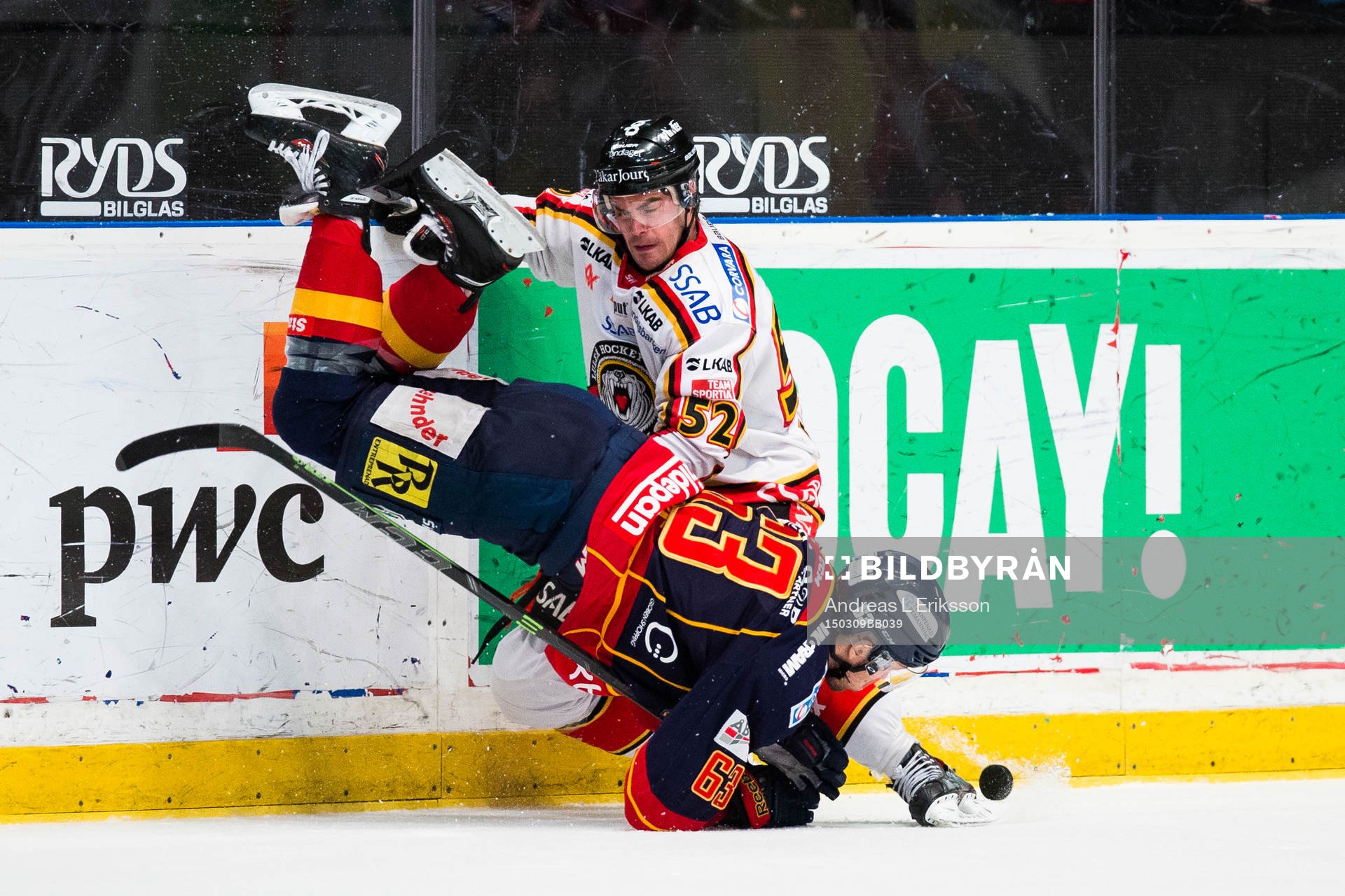Djurgårdens Tobias Hage i kamp om pucken med Luleås Karl