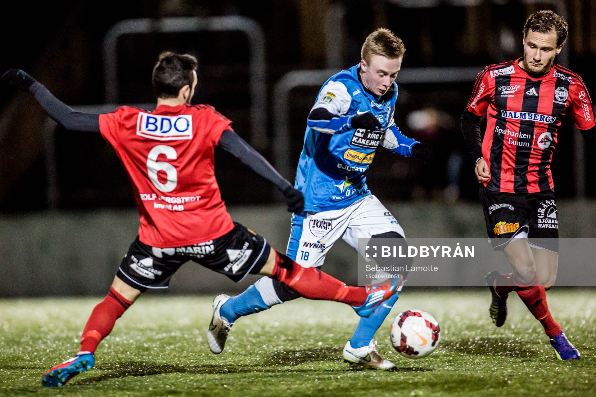 Oddevolds Adam Engelbrektsson tar sig förbi Grebbestads Granit Berisha under träningsmatchen i fotboll mellan Oddevold och Grebbestad den 9 mars 2015 i Uddevalla.