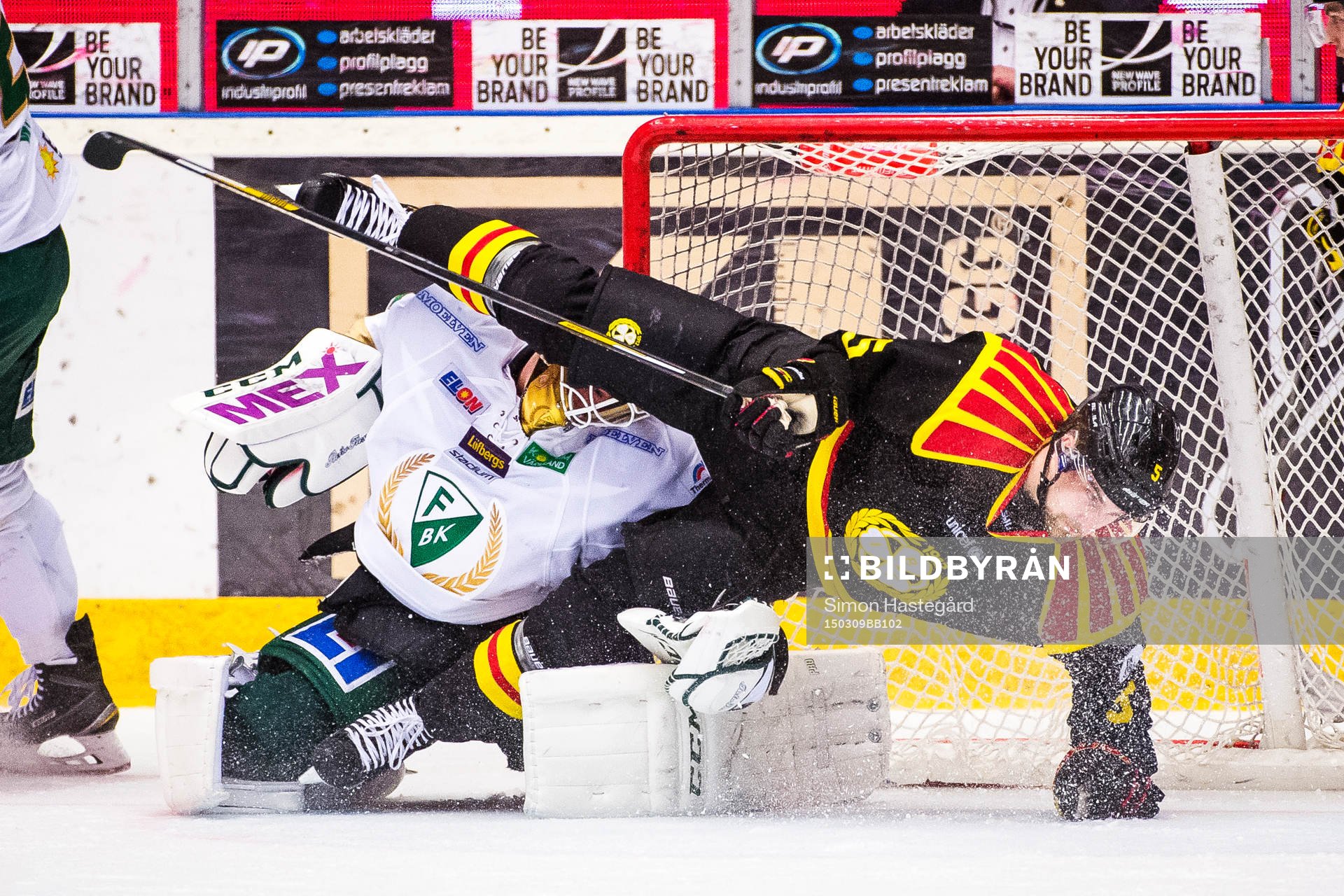Brynäs Lukas Kilström faller över Färjestads målvakt