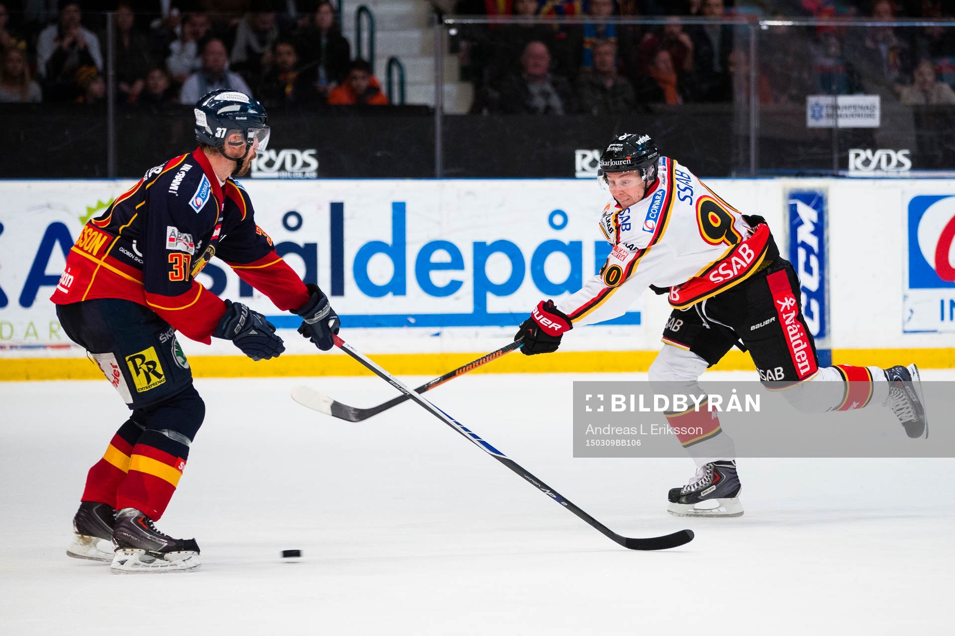 Djurgårdens Mikael Samuelsson täcker ett skott från