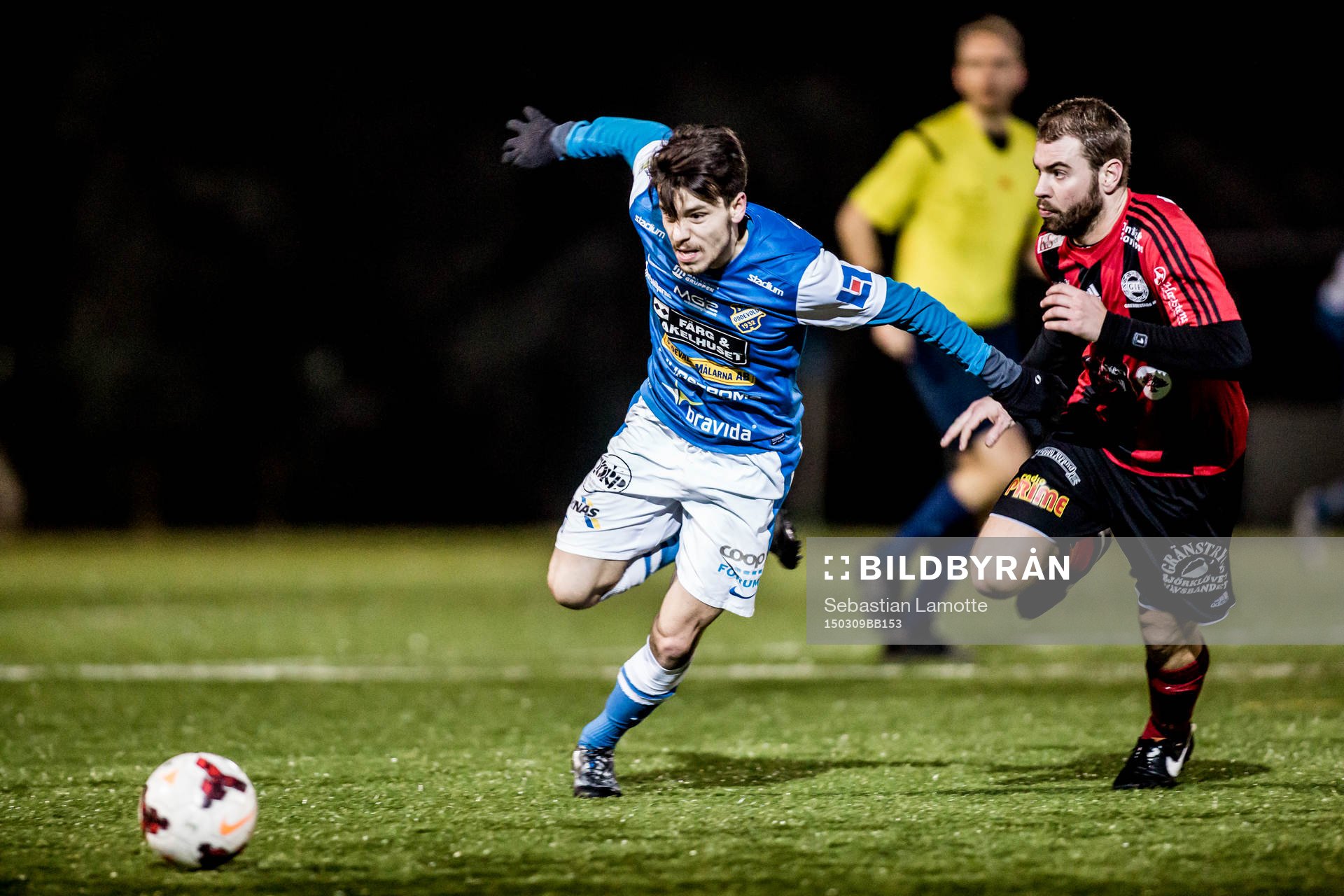 Oddevolds Liridon Selmani på väg förbi Grebbestads Marcus Broberg under träningsmatchen i fotboll mellan Oddevold och Grebbestad den 9 mars 2015 i Uddevalla.