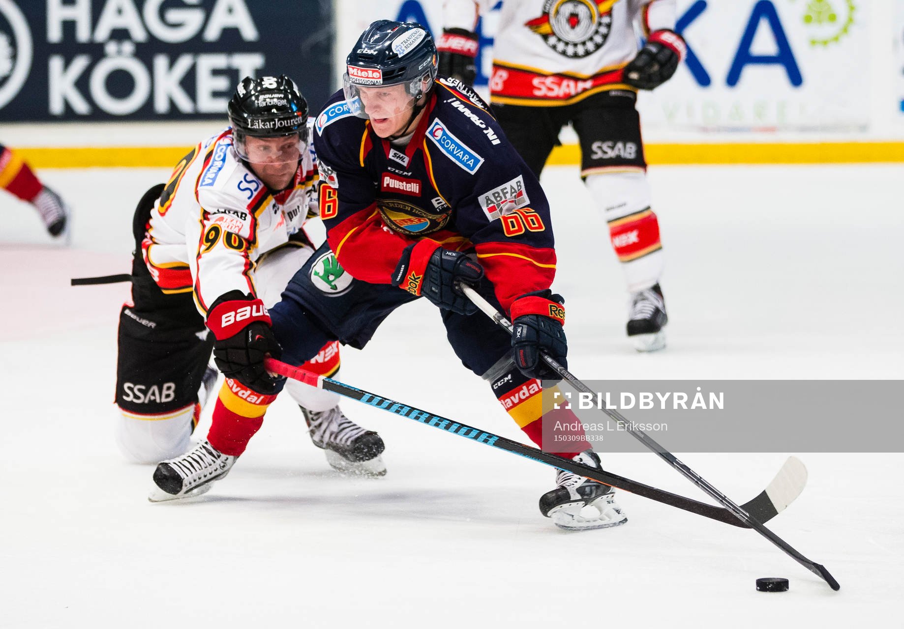Luleås Johan Harju försöker ta pucken från Djurgårdens