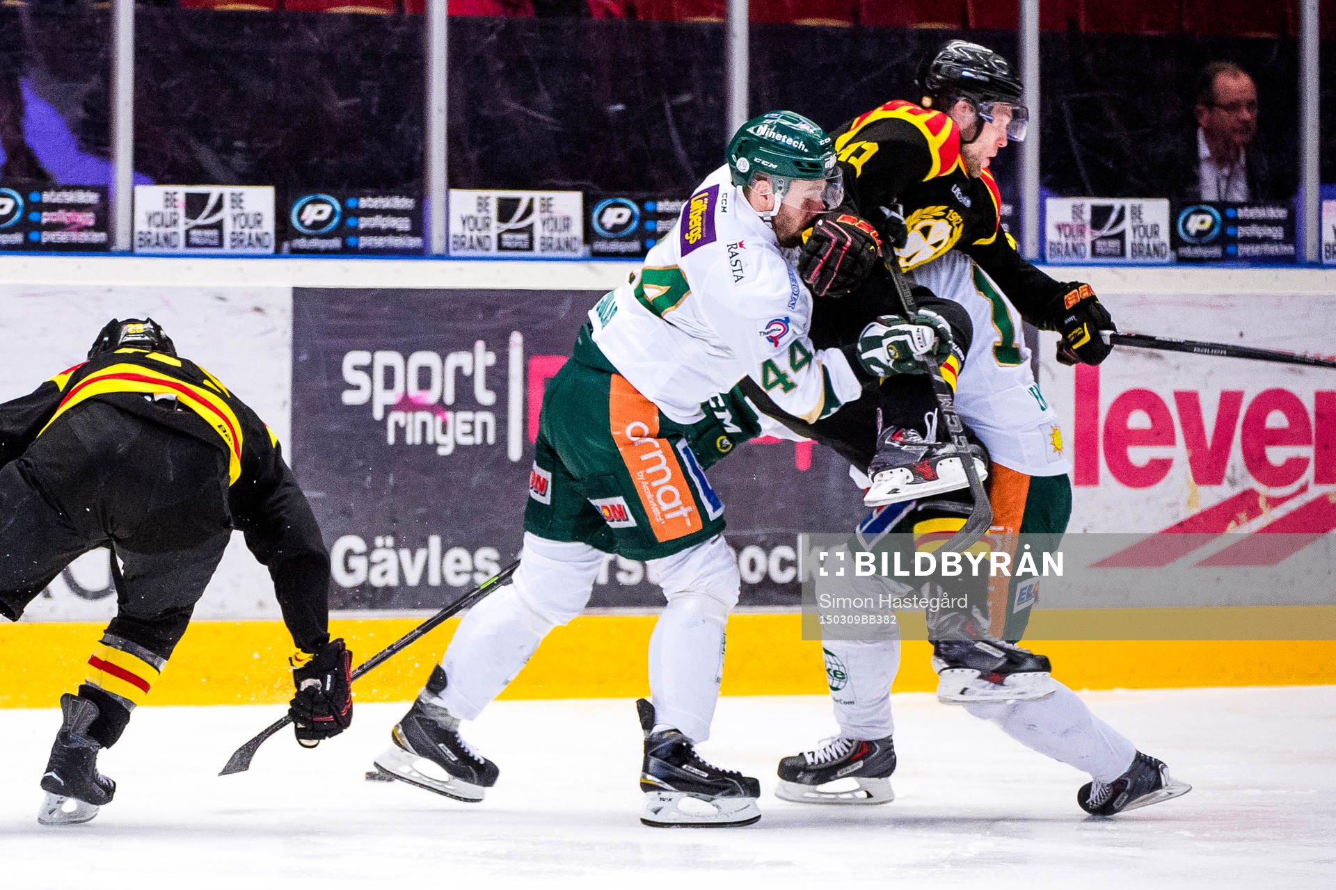 Färjestads Milan Gulas tacklar Brynäs Greg Scott