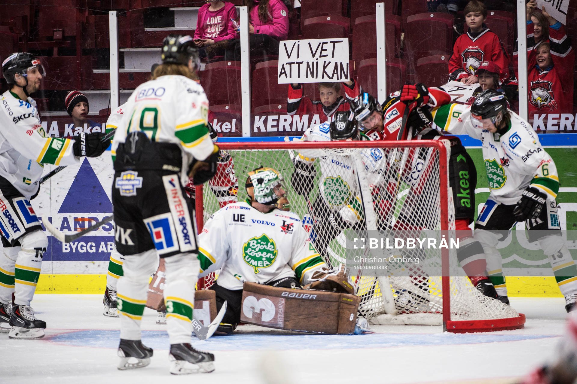 En yngre Malmö Redhawks supporter håller upp en skylt med