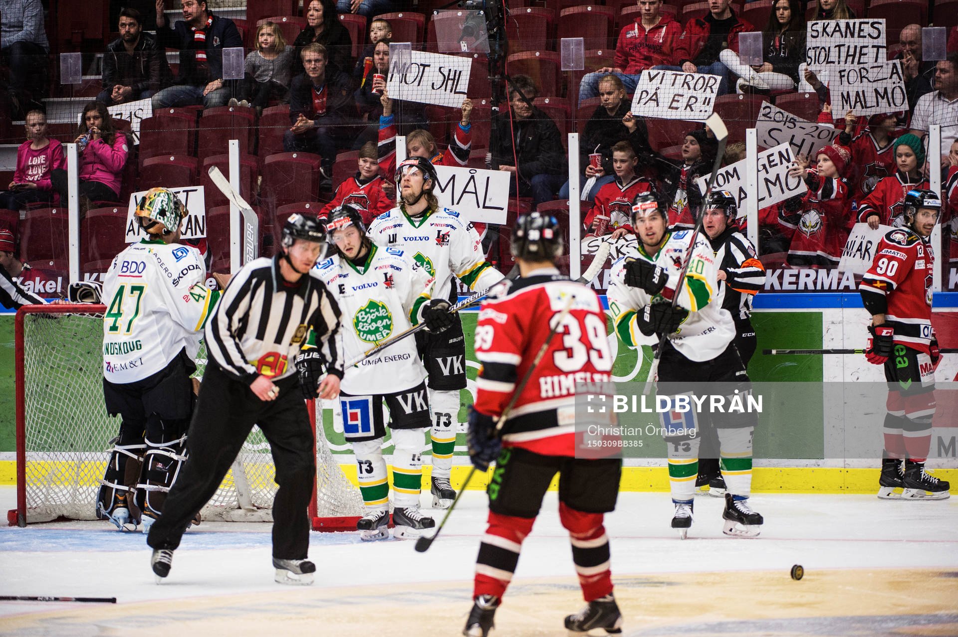 Unga Malmö Redhawks supportrar peppar hemmalaget