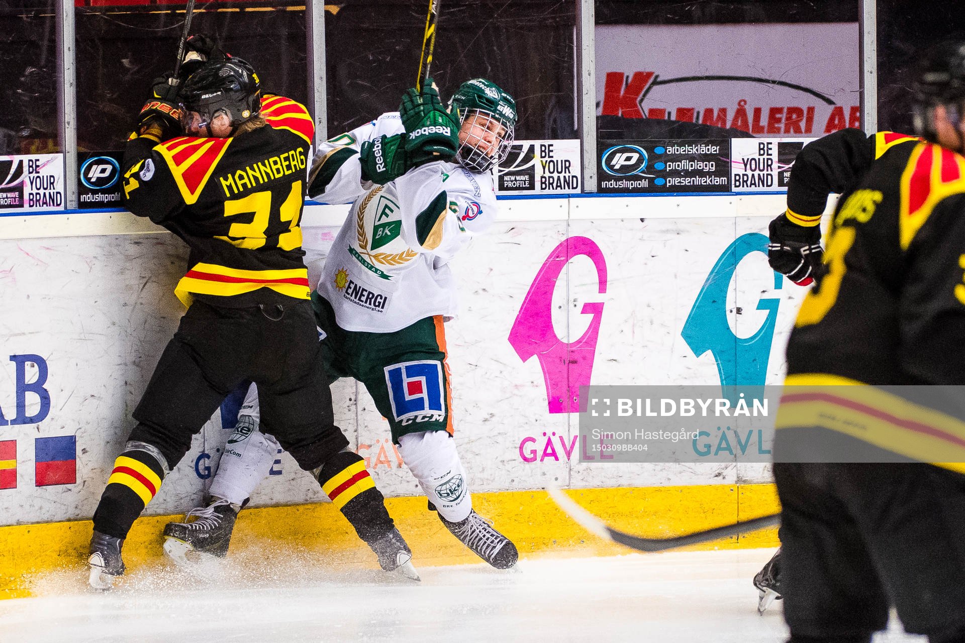 Färjestads Joel Eriksson Ek tacklas utav Brynäs Daniel