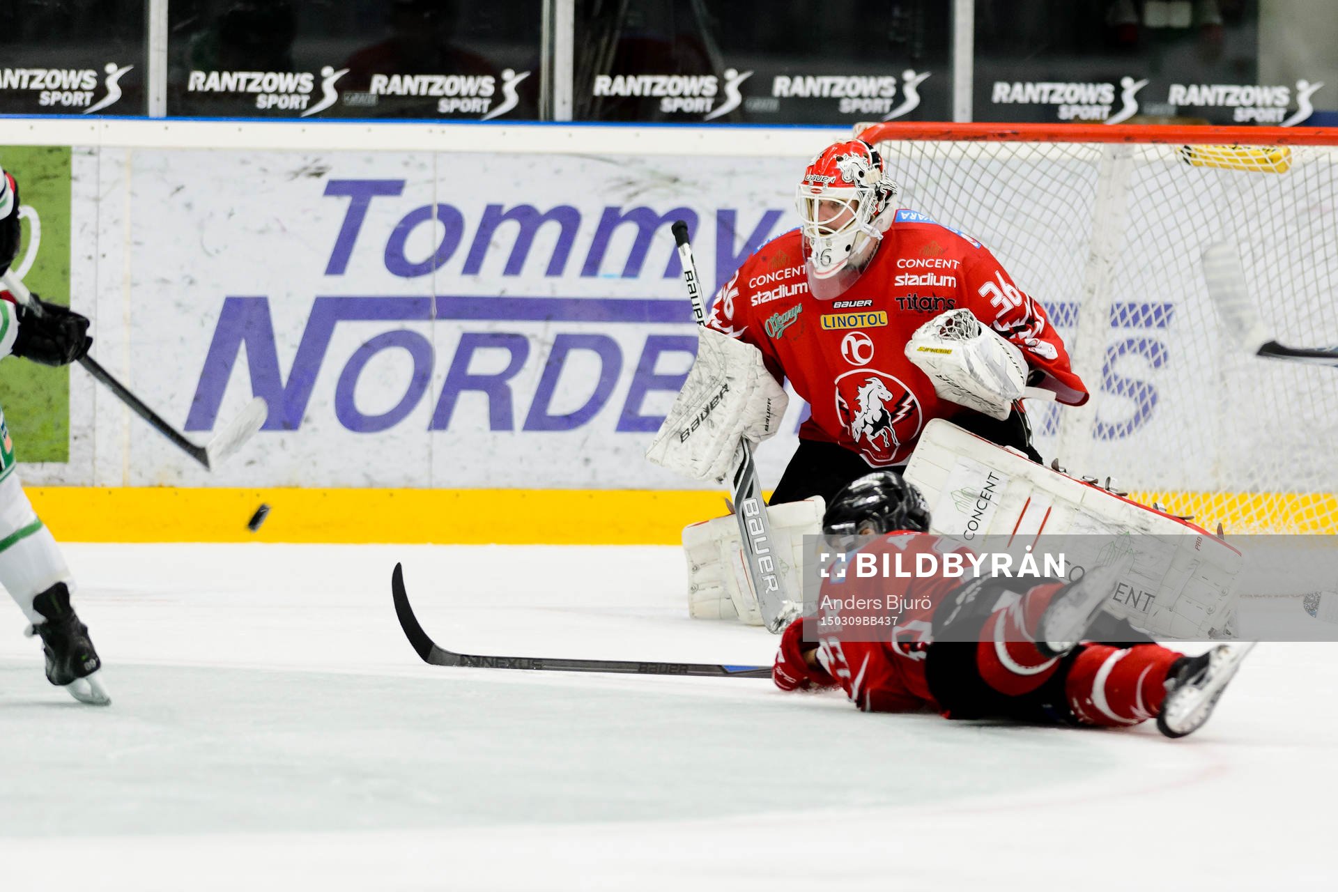 Vita Hästens målvakt Axel Brage räddar ett skott