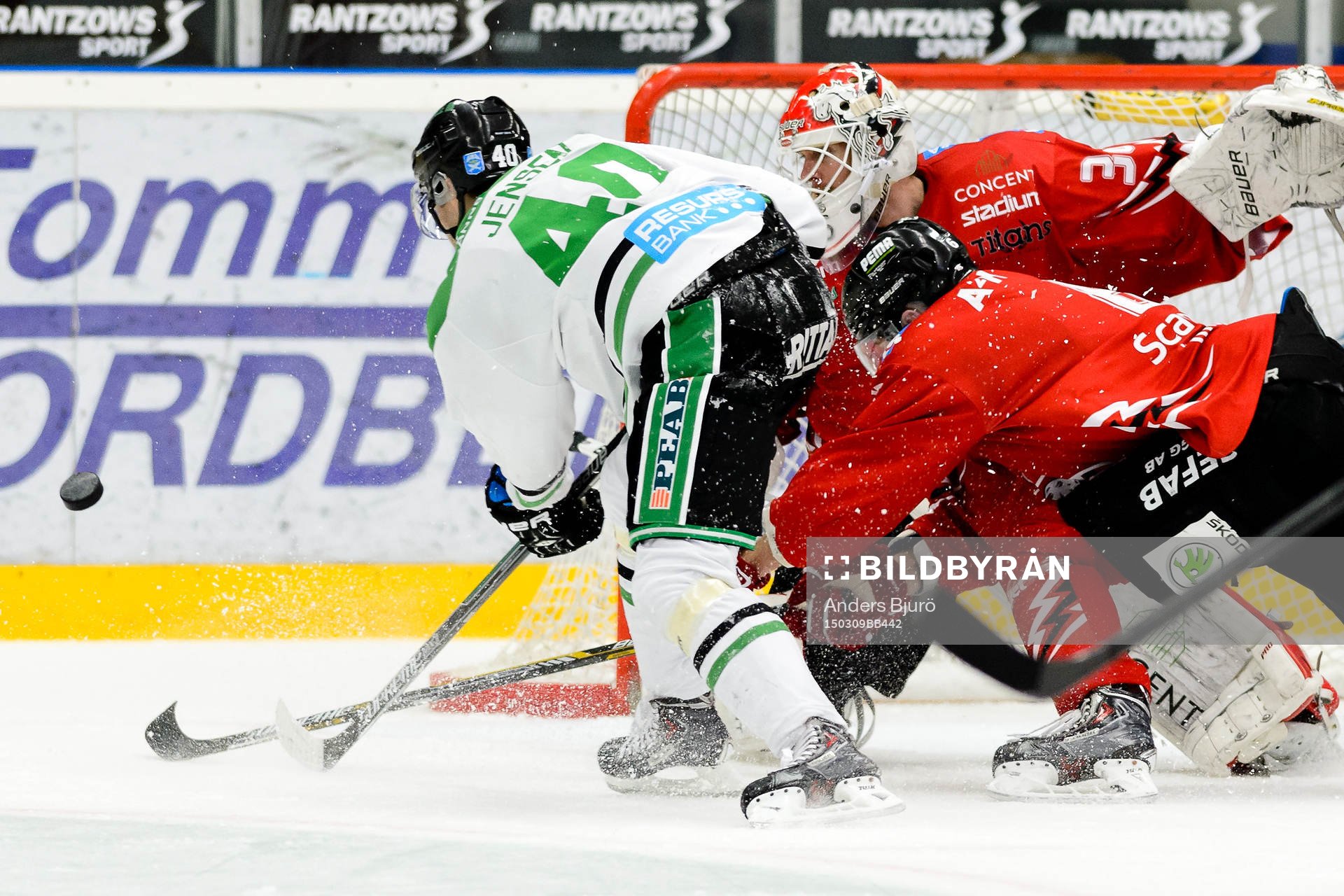 Rögles Jesper Jensen försöker trycka in pucken
