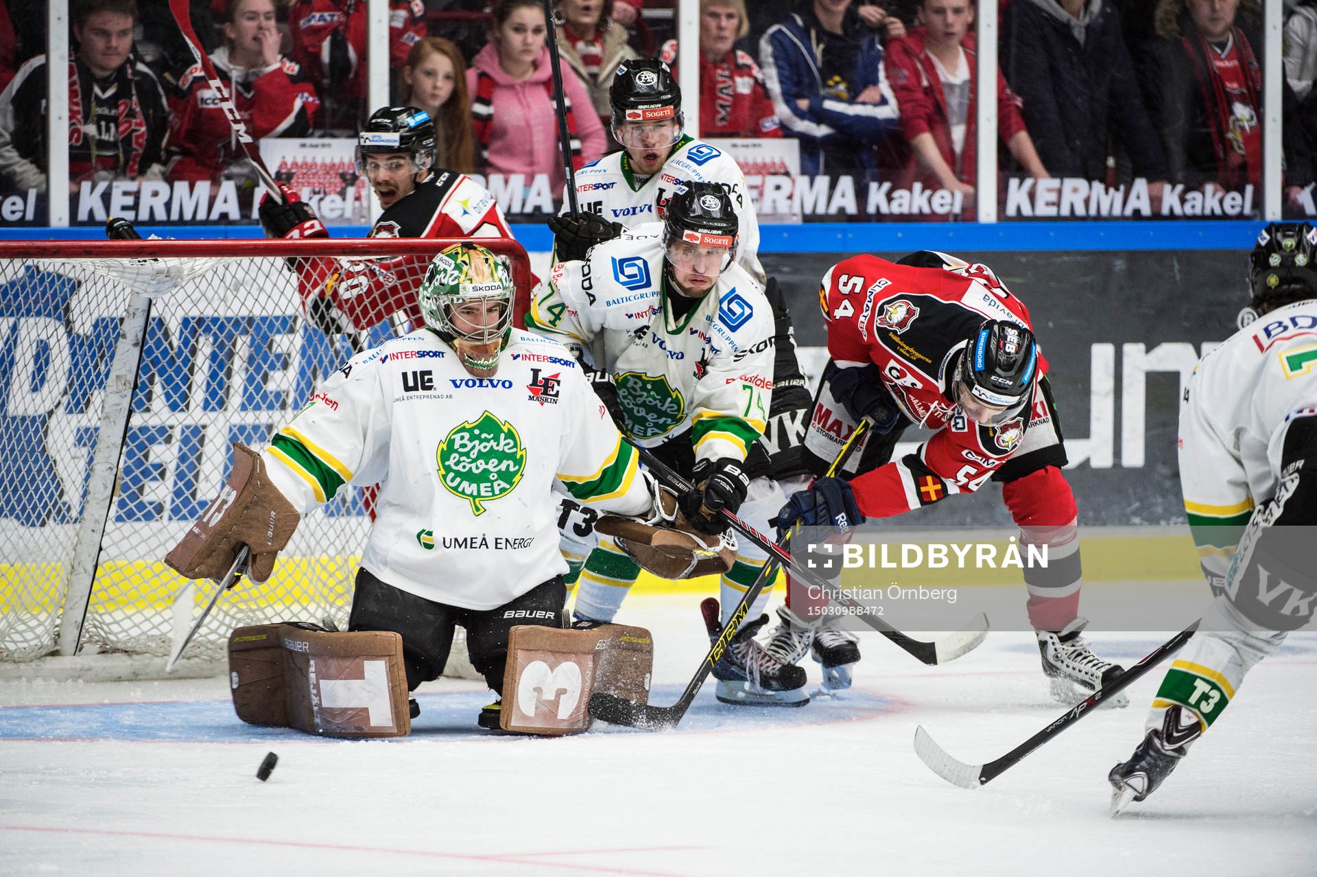 Björklövens målvakt Kevin Lindskoug gör sig stor i
