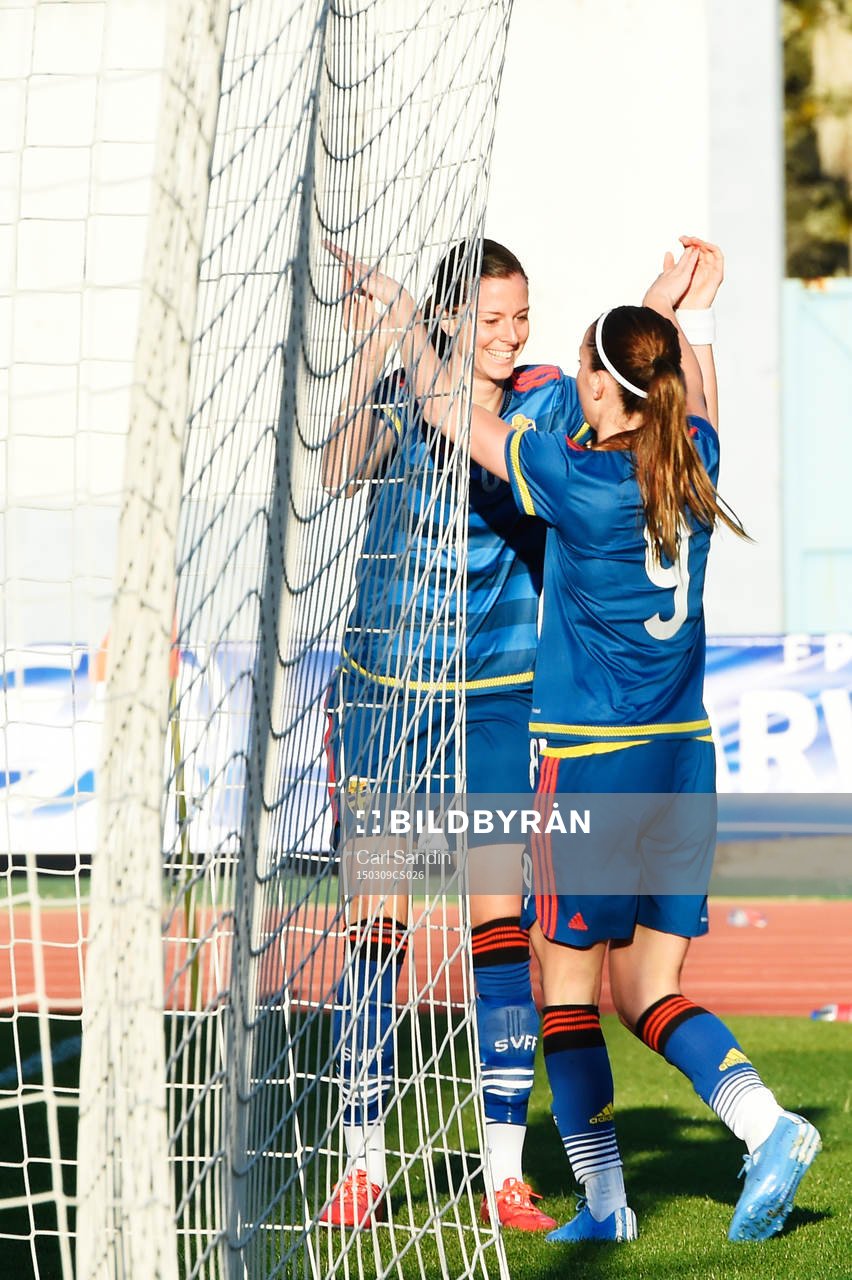 Sveriges Kosovare Asllani  gör 1-0 och firar med Lotta